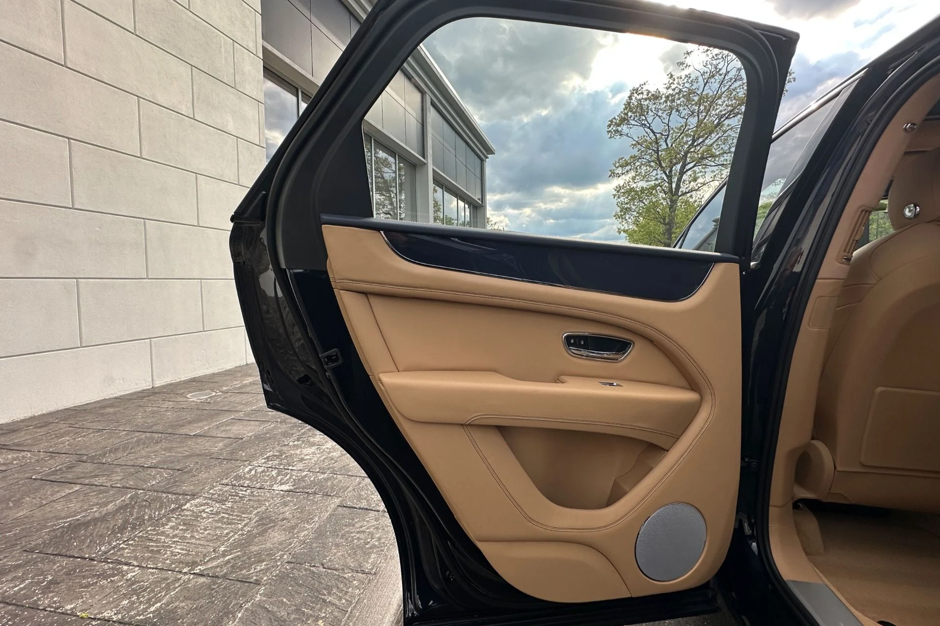mph006_2499116049_New_2026_Bentley_Bentayga_1779111401_687e912799