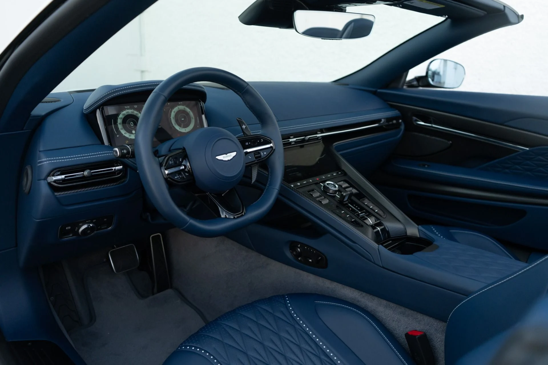 mph006_2501432896_Used_2025_Aston_Martin_DB_12_Volante_1785884214_be0bd63c2b