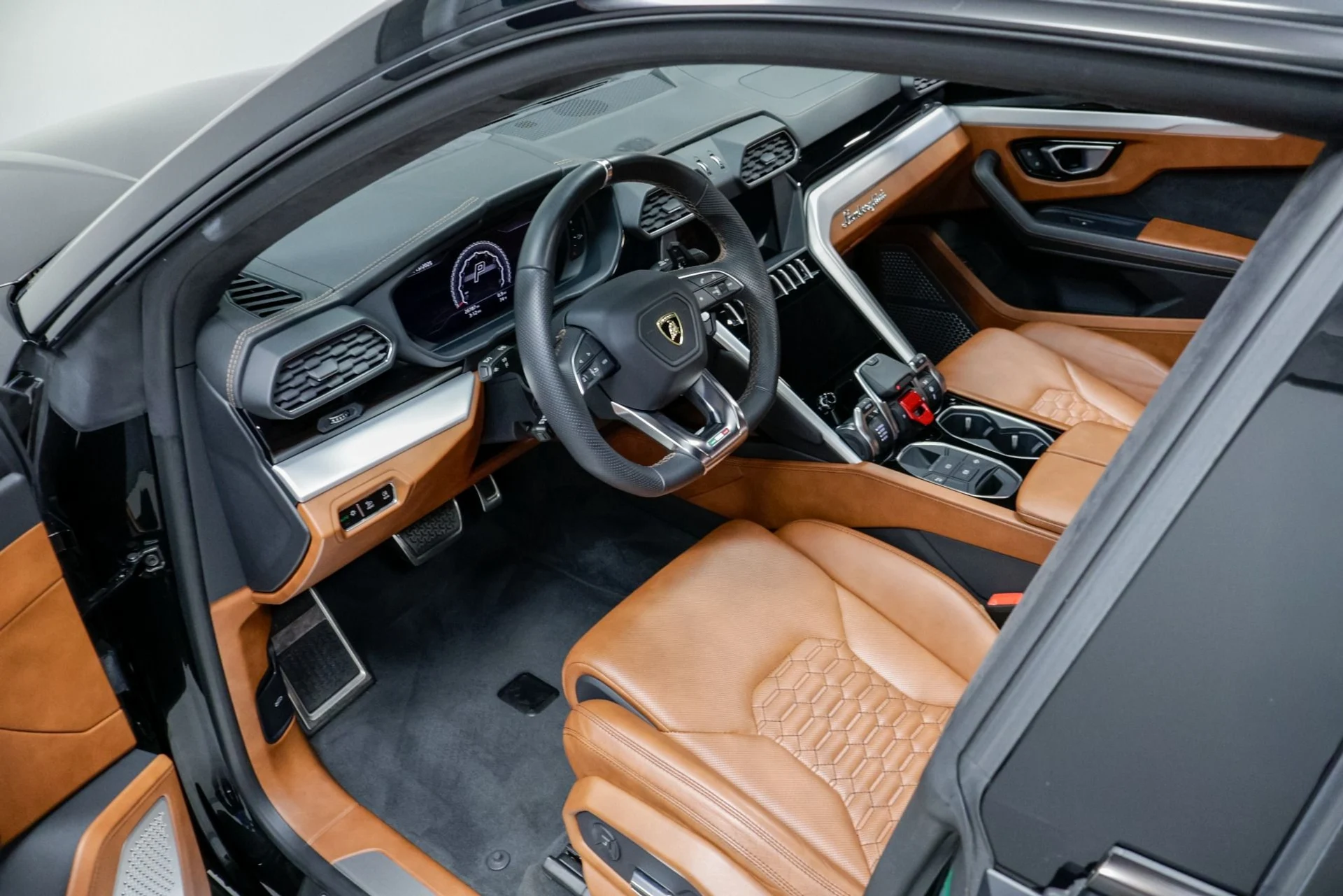 mph006_2506749989_Used_2019_Lamborghini_Urus_1760386129_0e7ef4c069