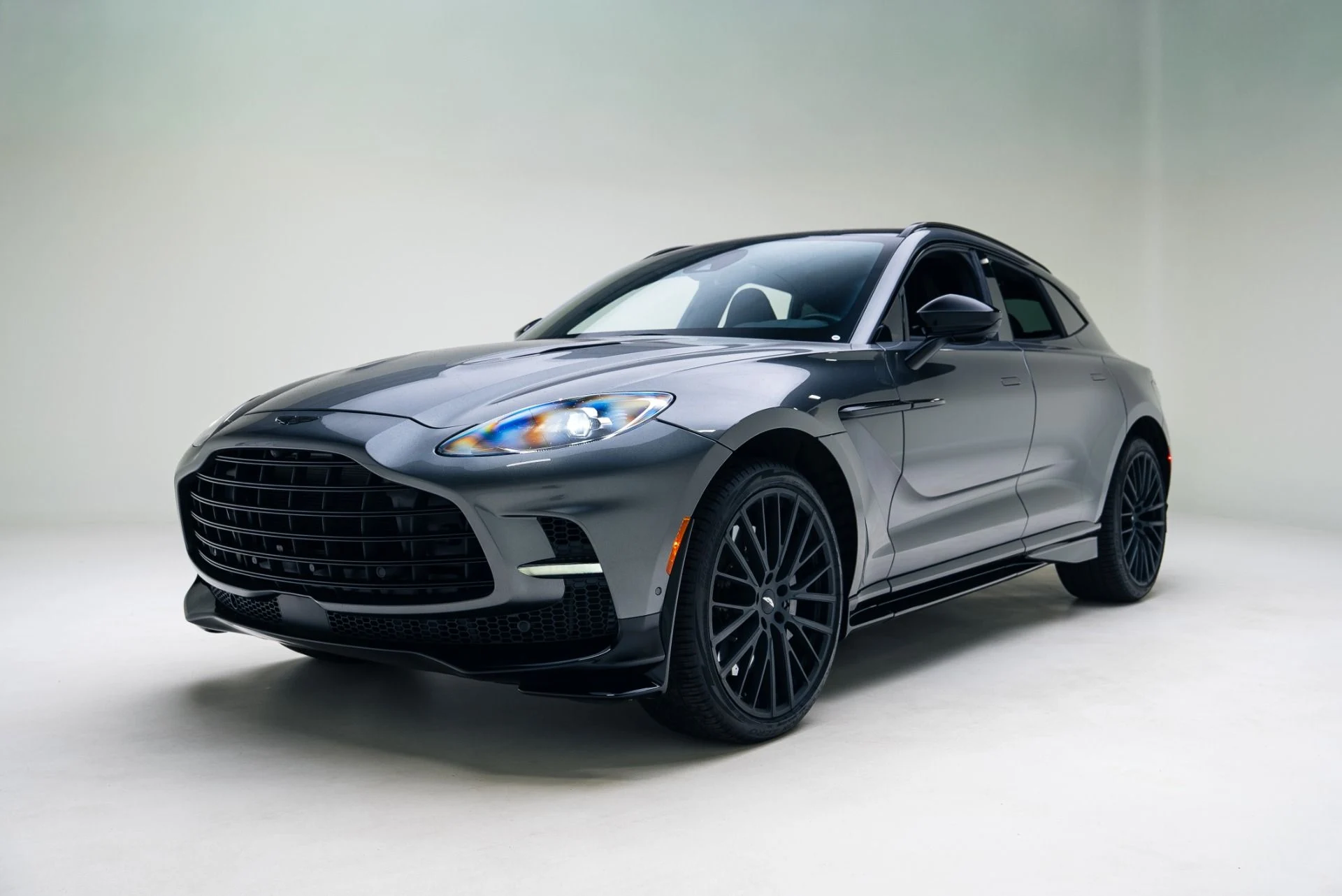 mph006_2519503582_Used_2023_Aston_Martin_DBX_707_1767147113_4d7c595359