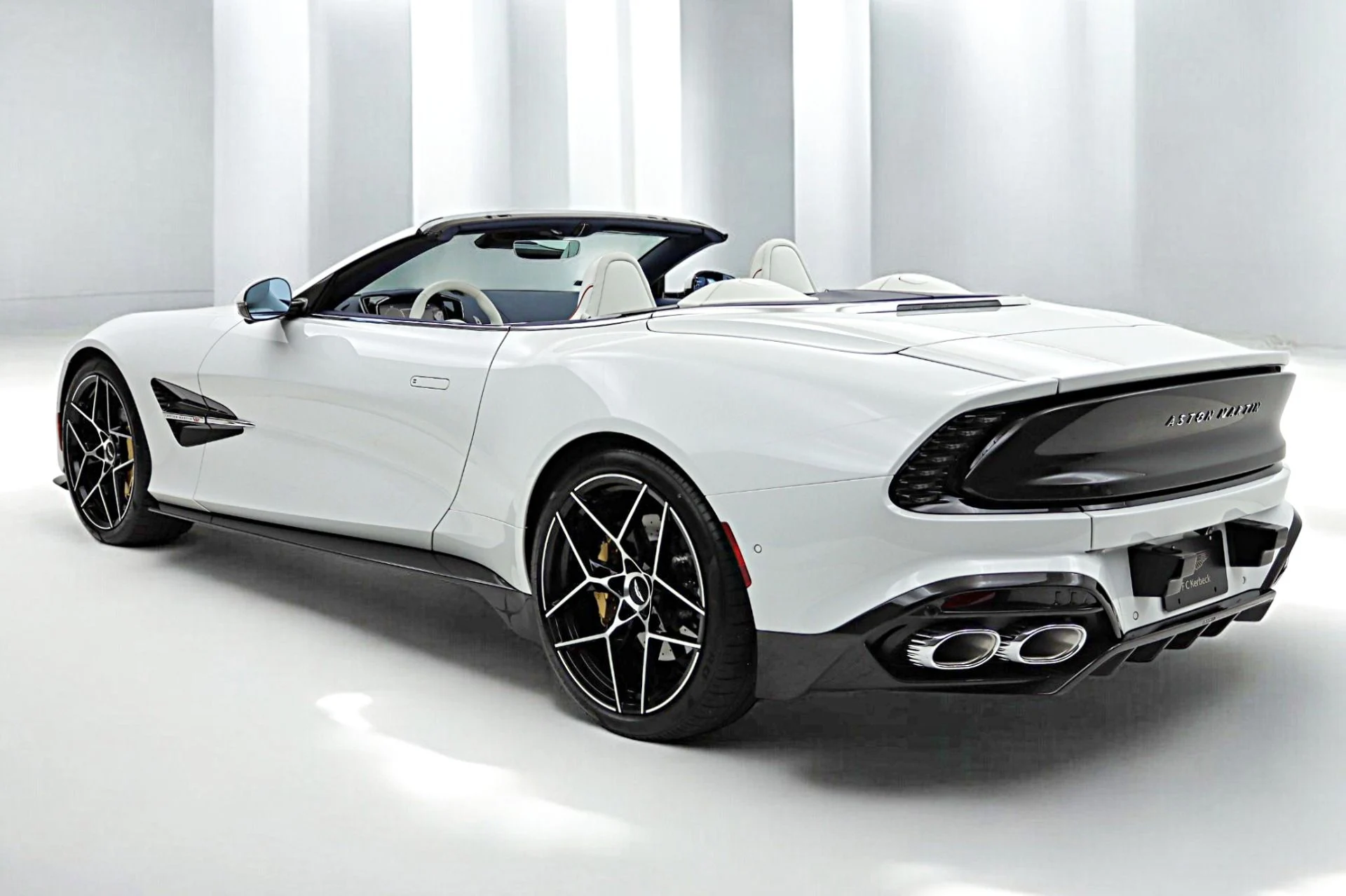 mph006_2549362819_New_2026_Aston_Martin_Vanquish_Volante_9c9f295781