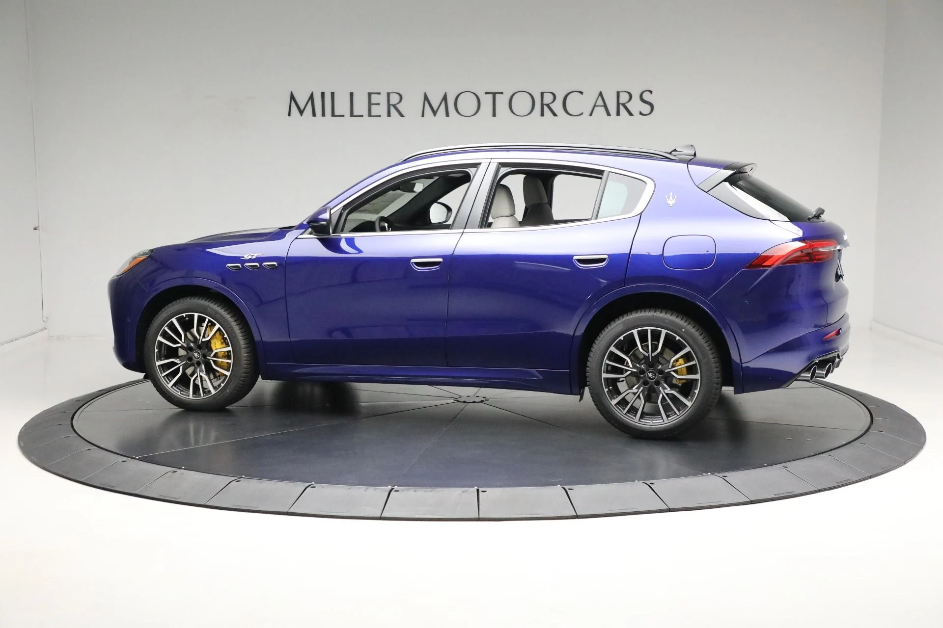 mph006_2561411724_New_2024_Maserati_Grecale_GT_f678fdf26c