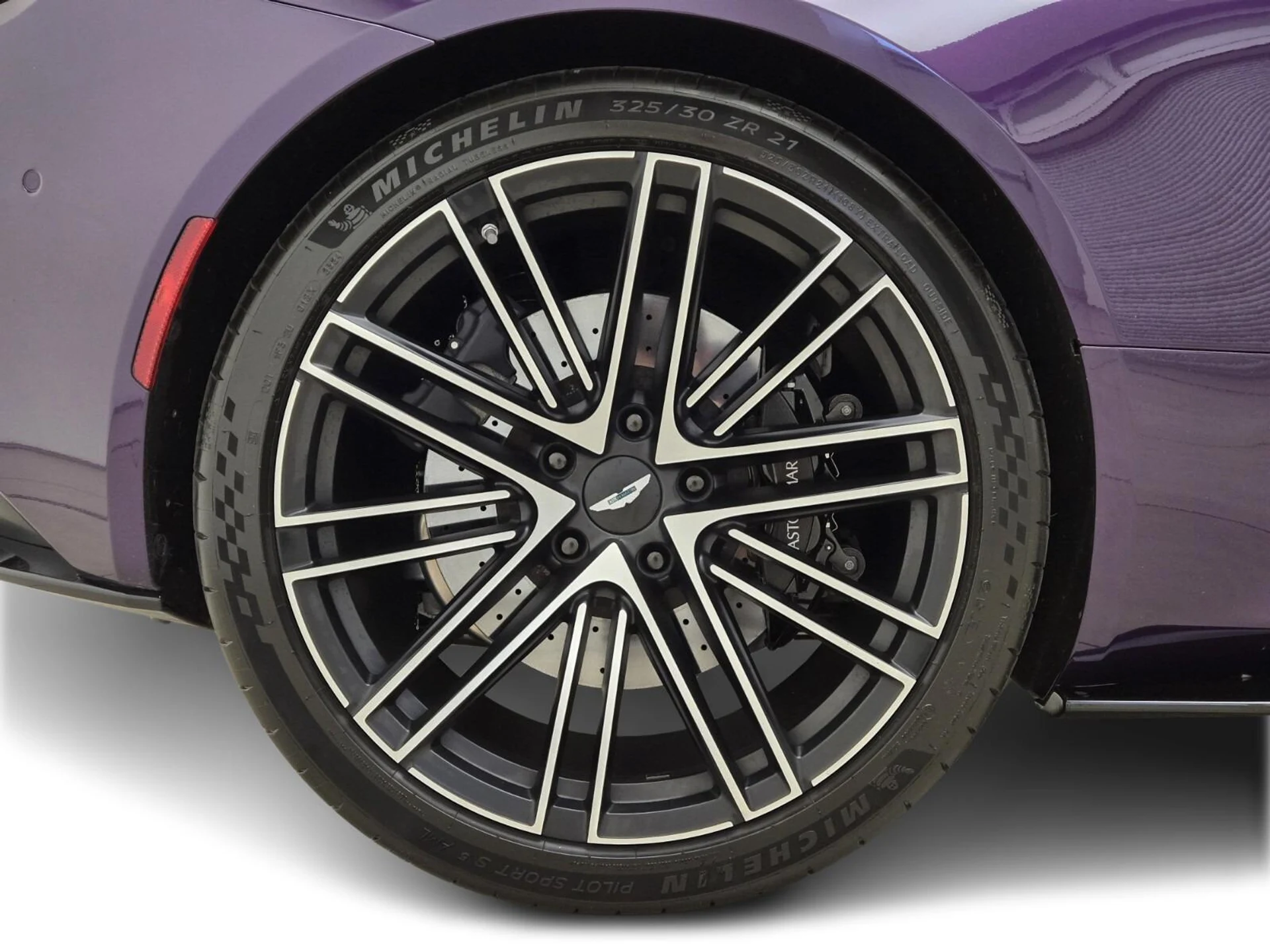 mph006_2576363206_Used_2025_Aston_Martin_DB_12_1752731140_b25a98a890
