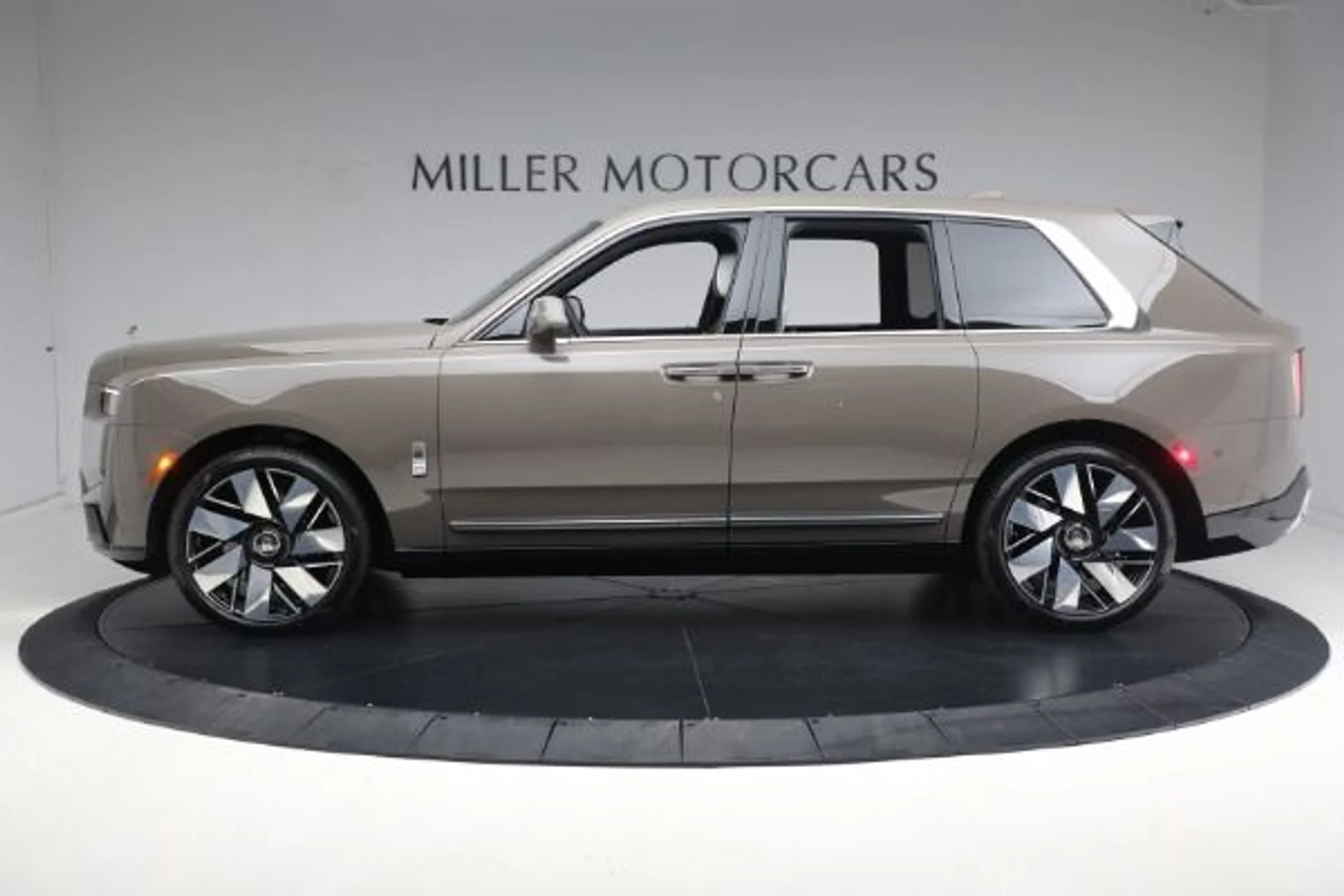 mph006_2586292285_New_2025_Rolls_Royce_Cullinan_b459d23d12