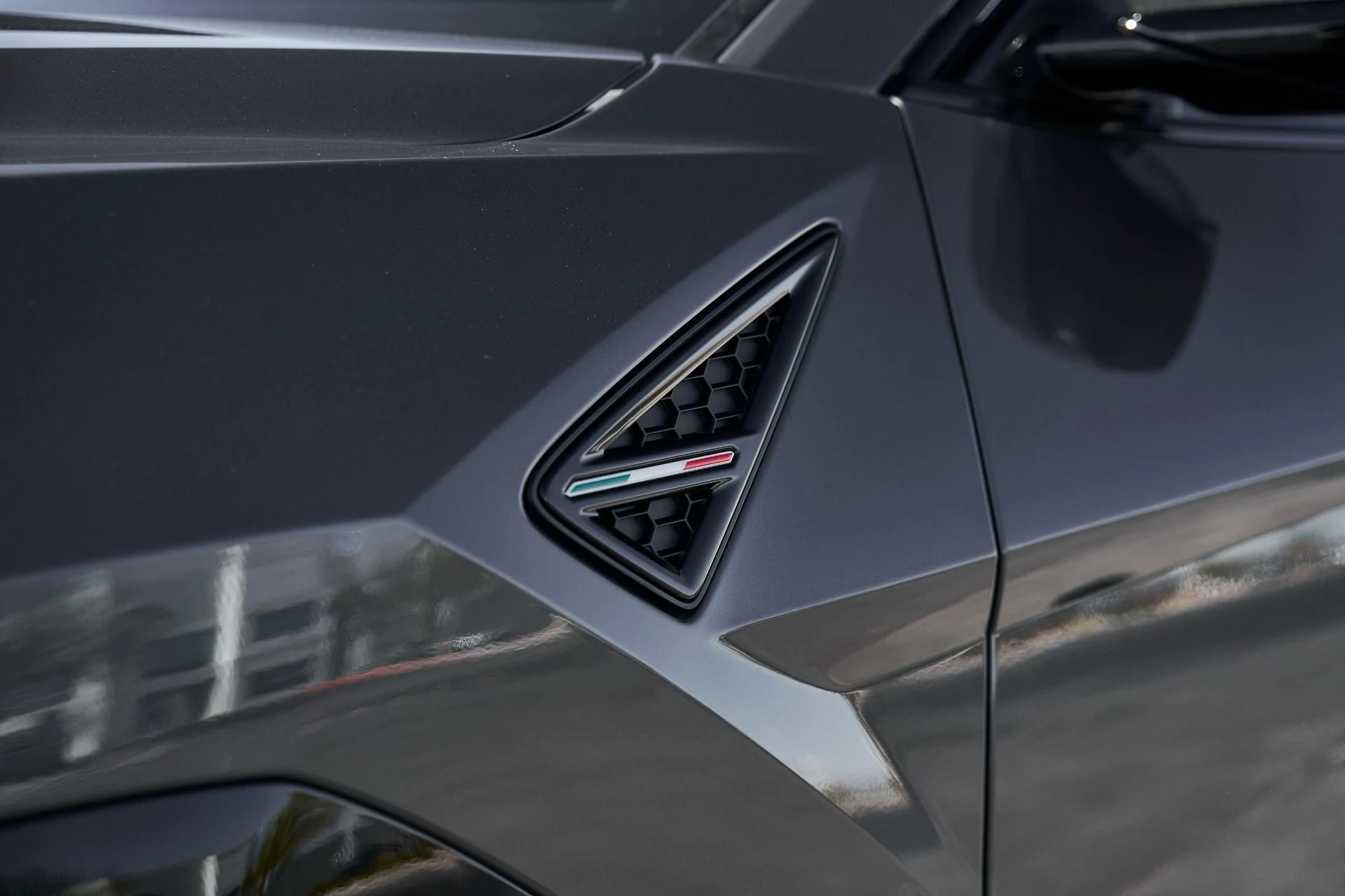 mph006_2614097165_Used_2025_Lamborghini_Urus_SE_1770086420_3653895b19