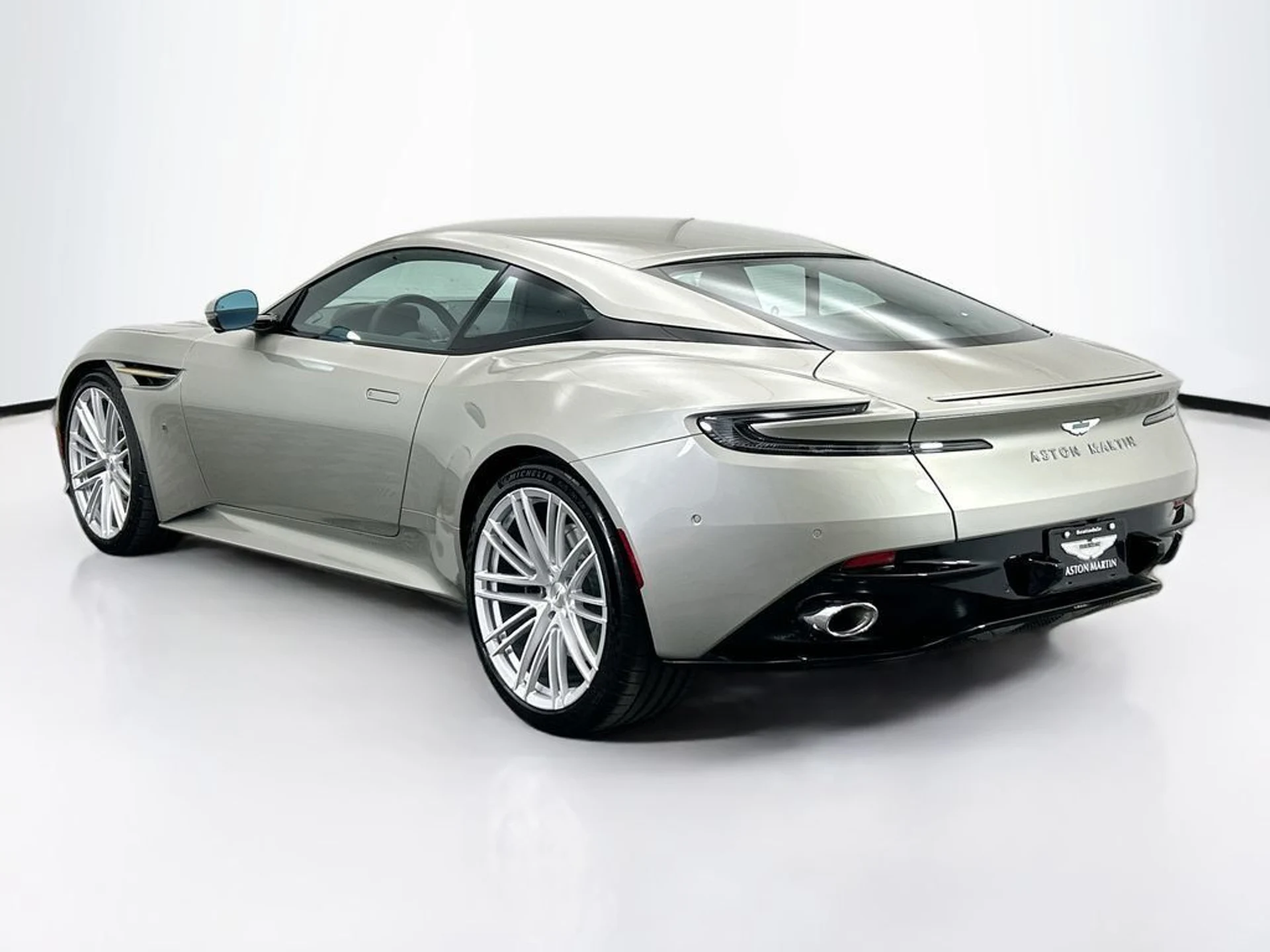 mph006_2619828348_used_2026_aston_martin_db12_coupe_8119_22986073_7_1024_06f4ae68e7