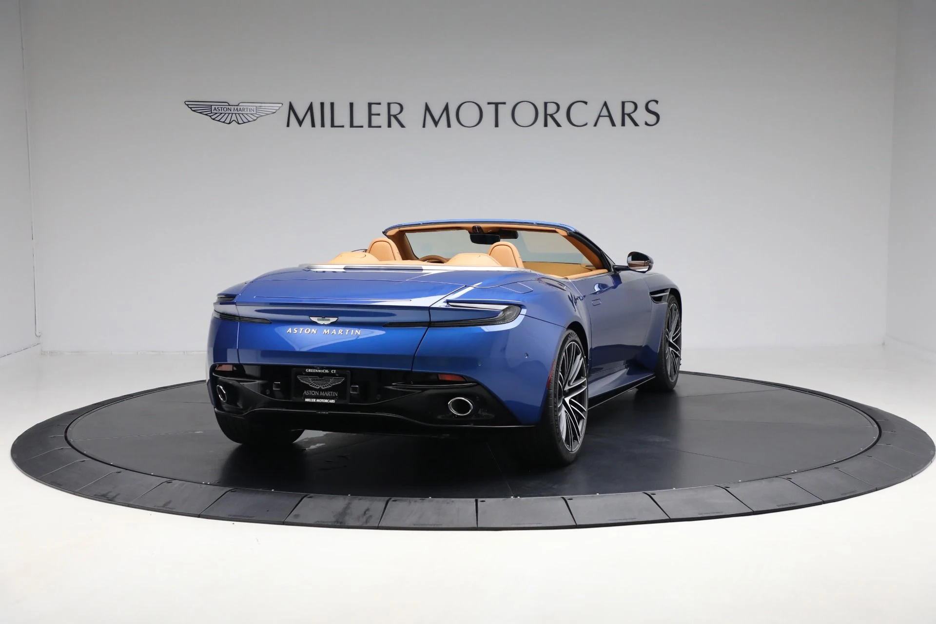 mph006_2652455637_New_2025_Aston_Martin_DB_12_Volante_b460524730