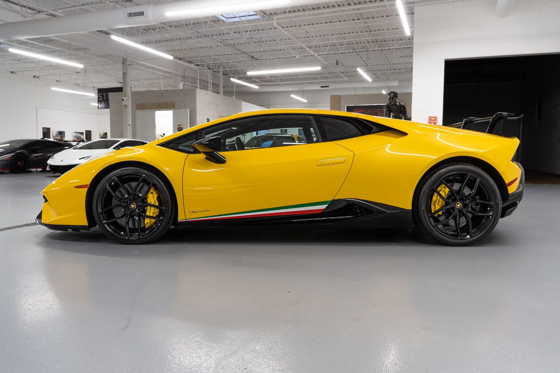 mph006_2654578595_Used_2019_Lamborghini_Huracan_LP_640_4_Performante_1764627885_0f73899220