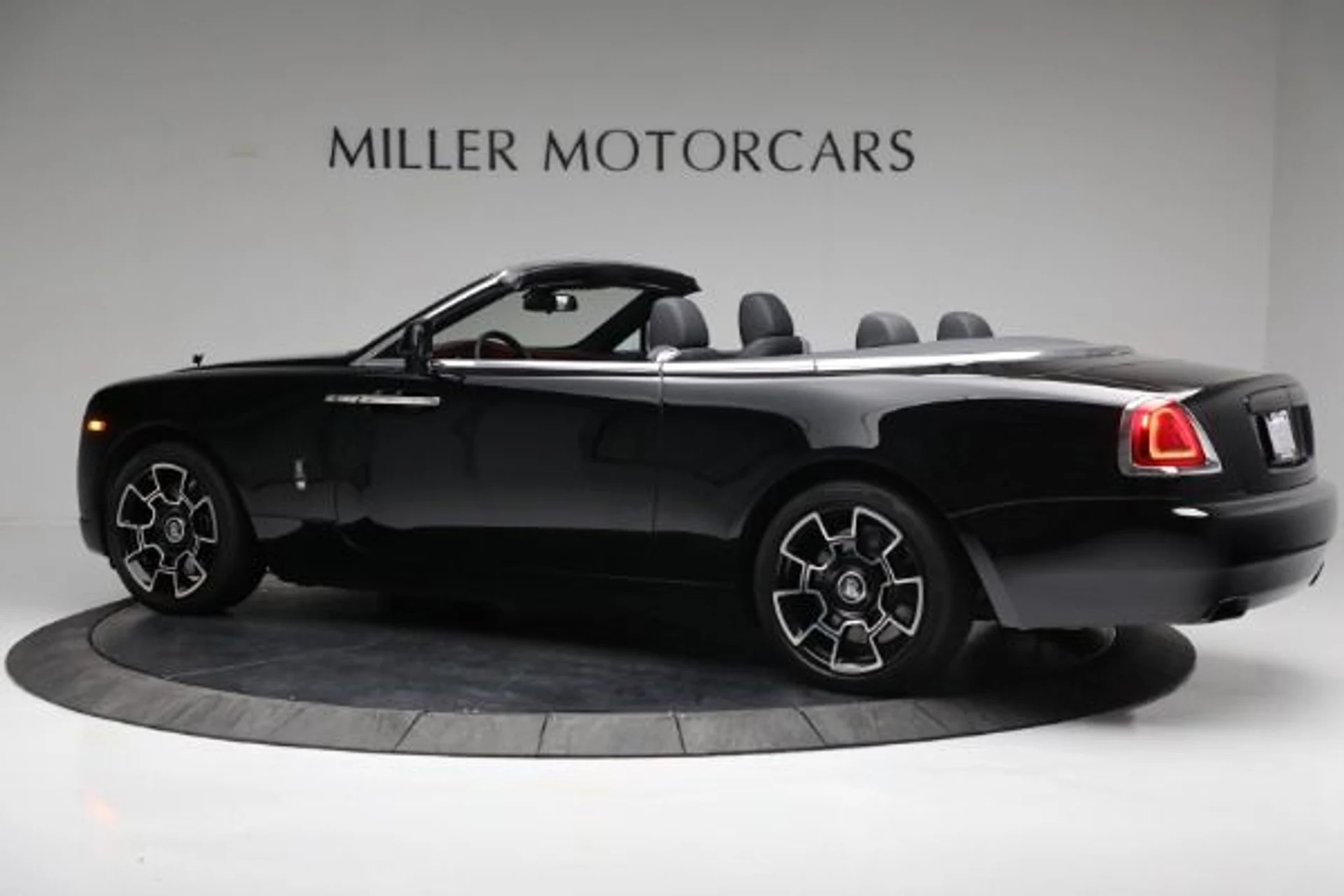 mph006_2659275889_Used_2018_Rolls_Royce_Black_Badge_Dawn_3a49f9a060