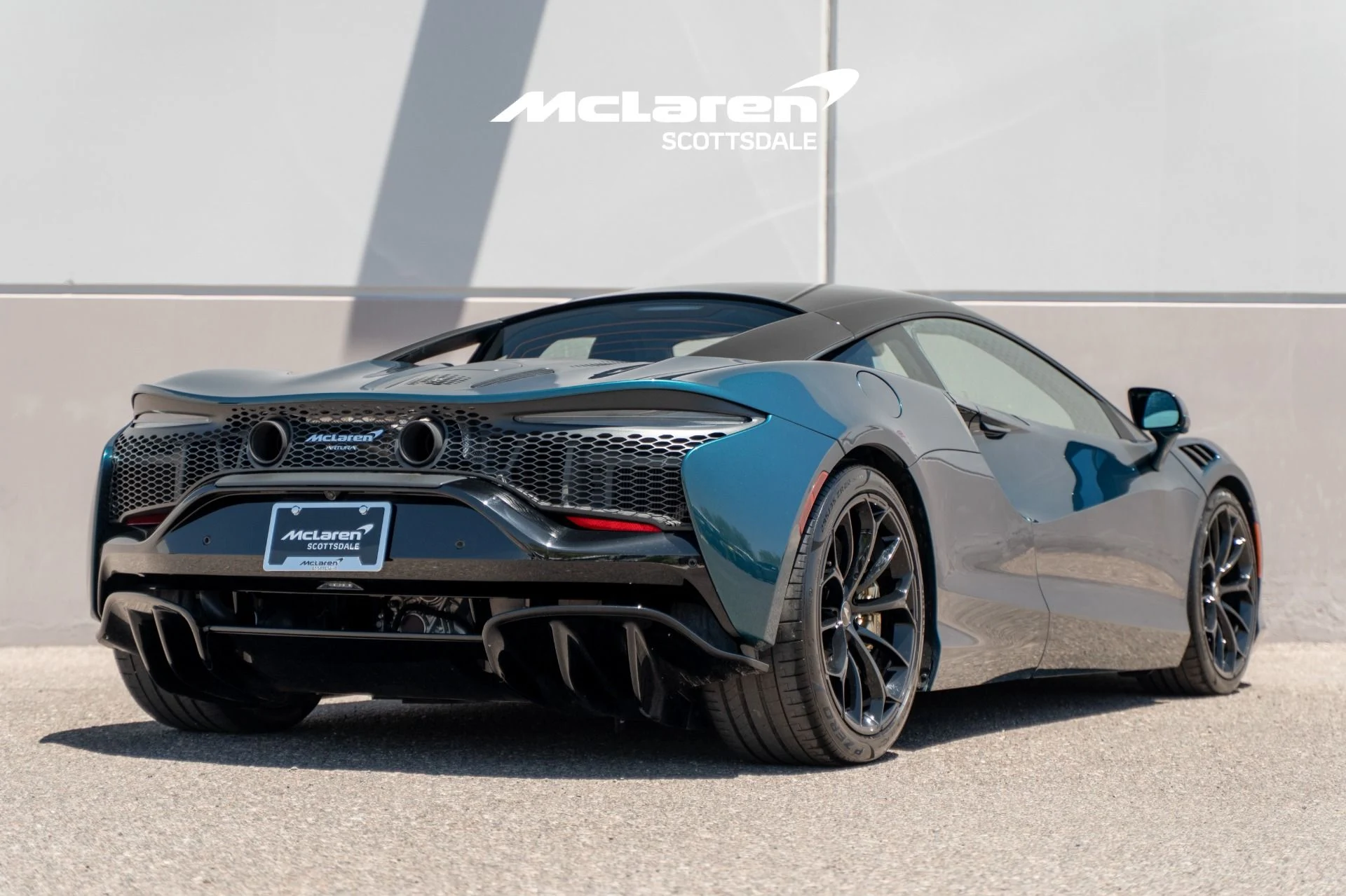 mph006_2676374500_Used_2023_MCLAREN_ARTURA_1780692304_63d54f9235