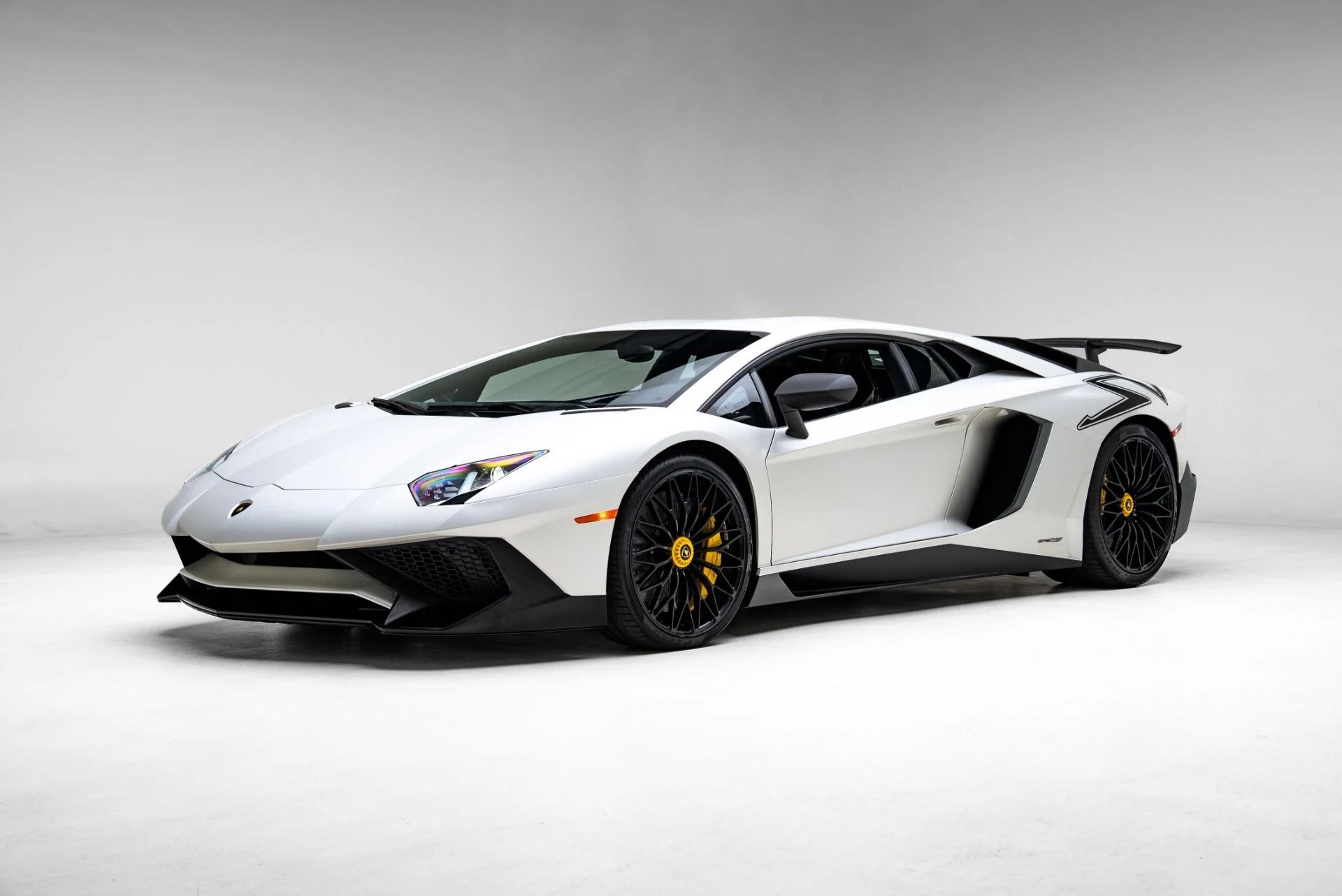 mph006_2680471862_Used_2016_Lamborghini_Aventador_SV_1775078140_3b71f98bc2