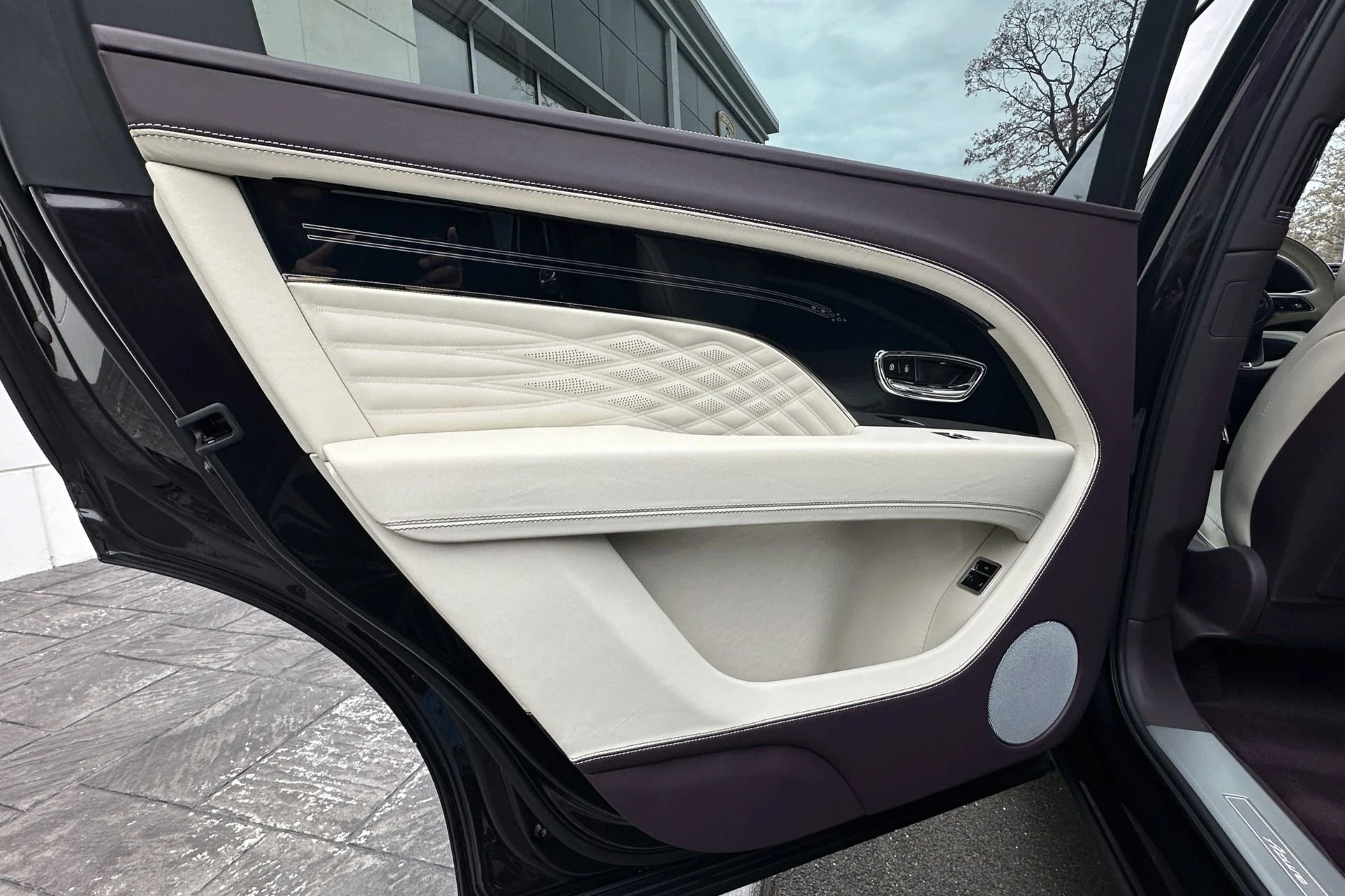 mph006_2694241789_Used_2024_Bentley_Bentayga_EWB_Azure_V8_1763042894_ce3edb707d