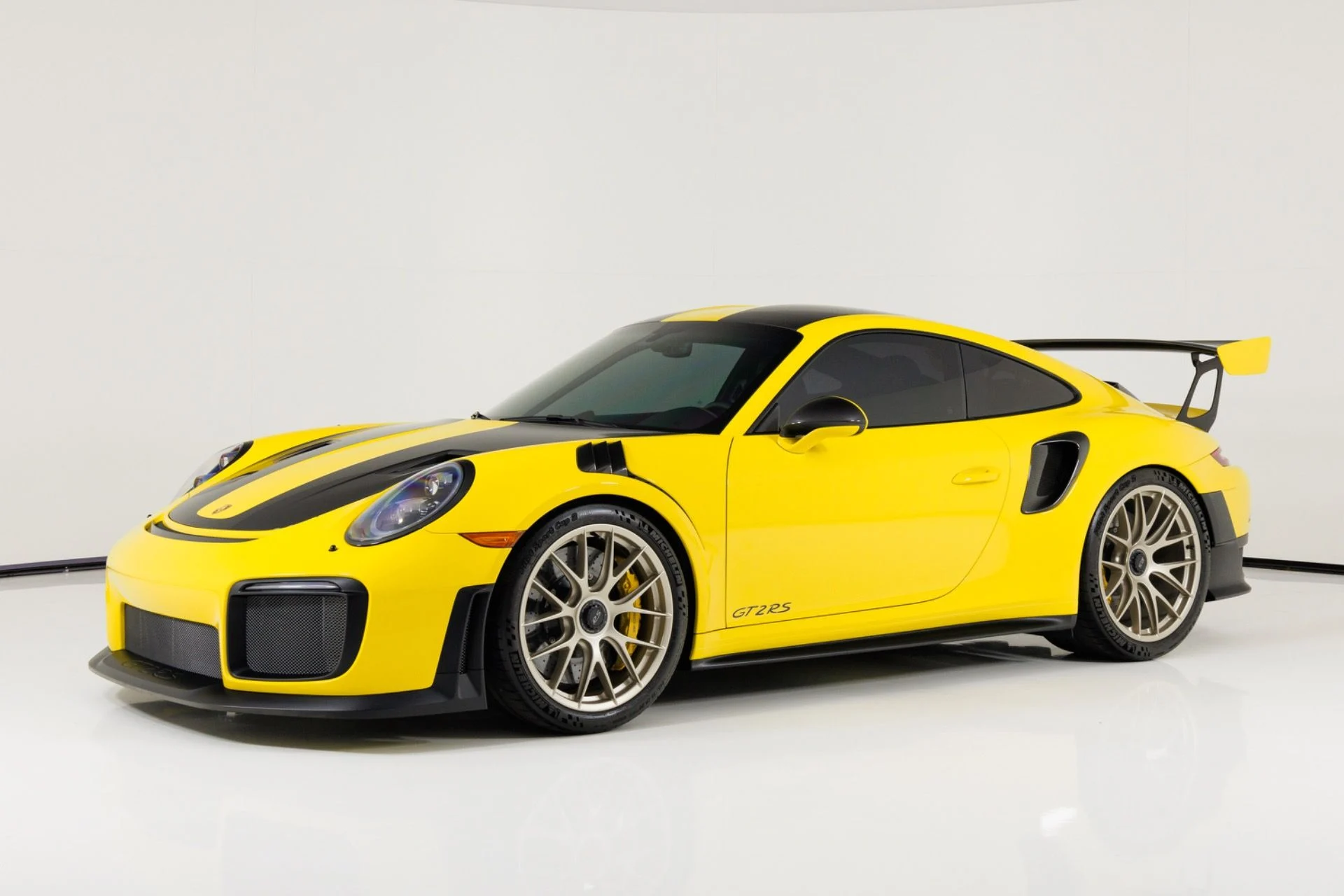 mph006_2709032127_Used_2018_Porsche_911_GT_2_RS_1787778671_3dc7111ac1