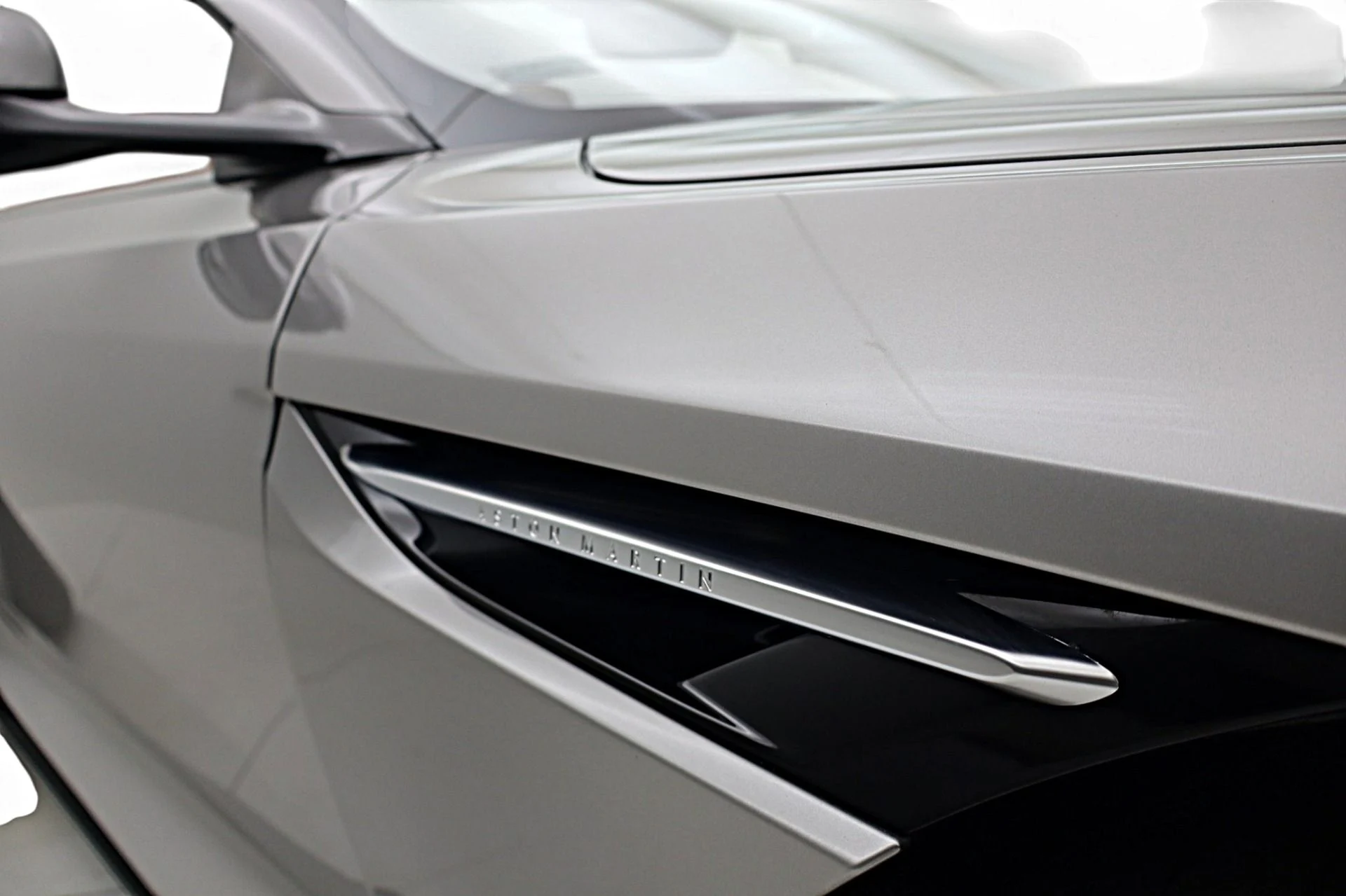 mph006_2750993361_Used_2024_Aston_Martin_DB_12_Volante_fa87ad2f13