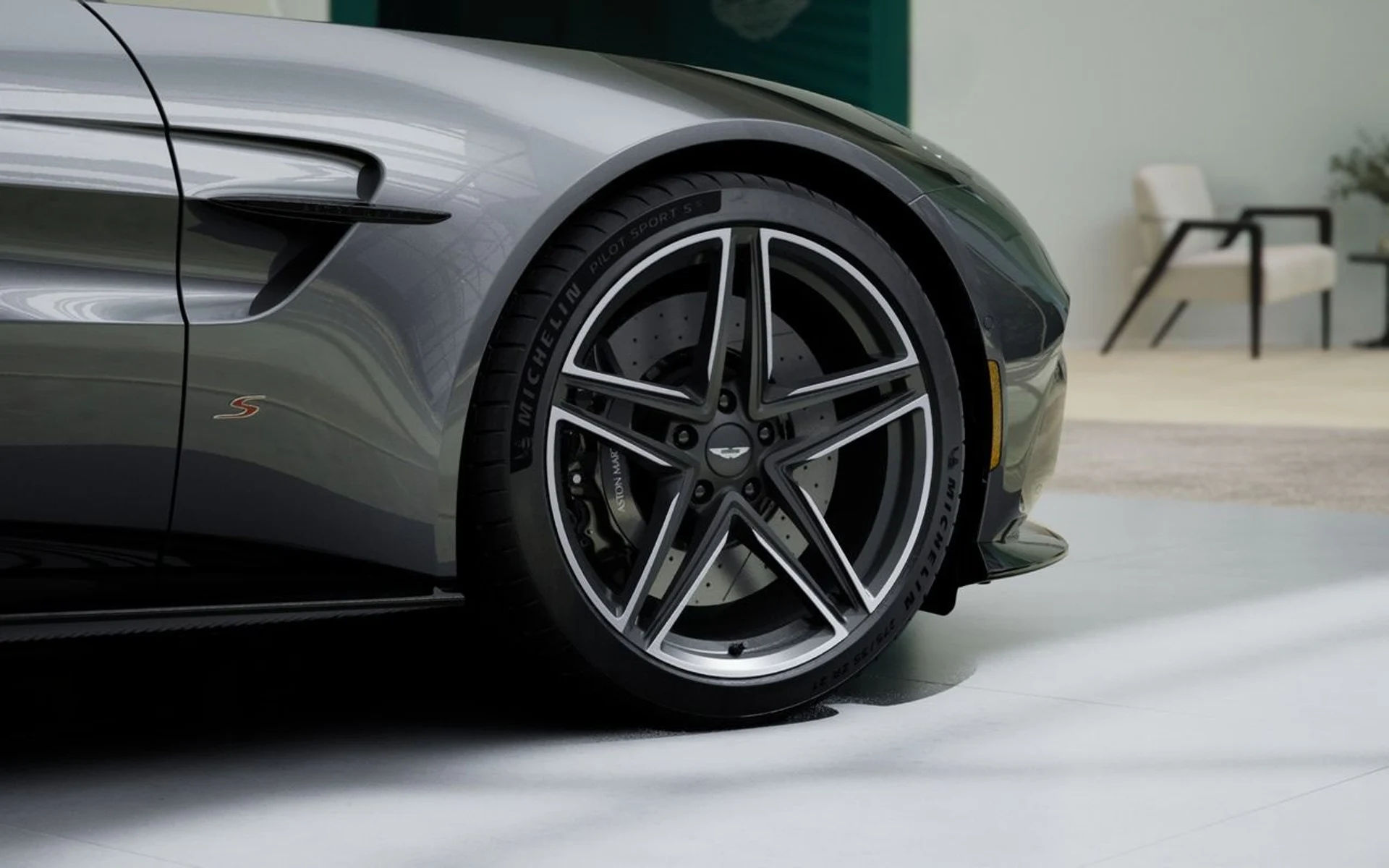 mph006_2757977739_New_2027_Aston_Martin_Vantage_S_Roadster_a7a1772cba