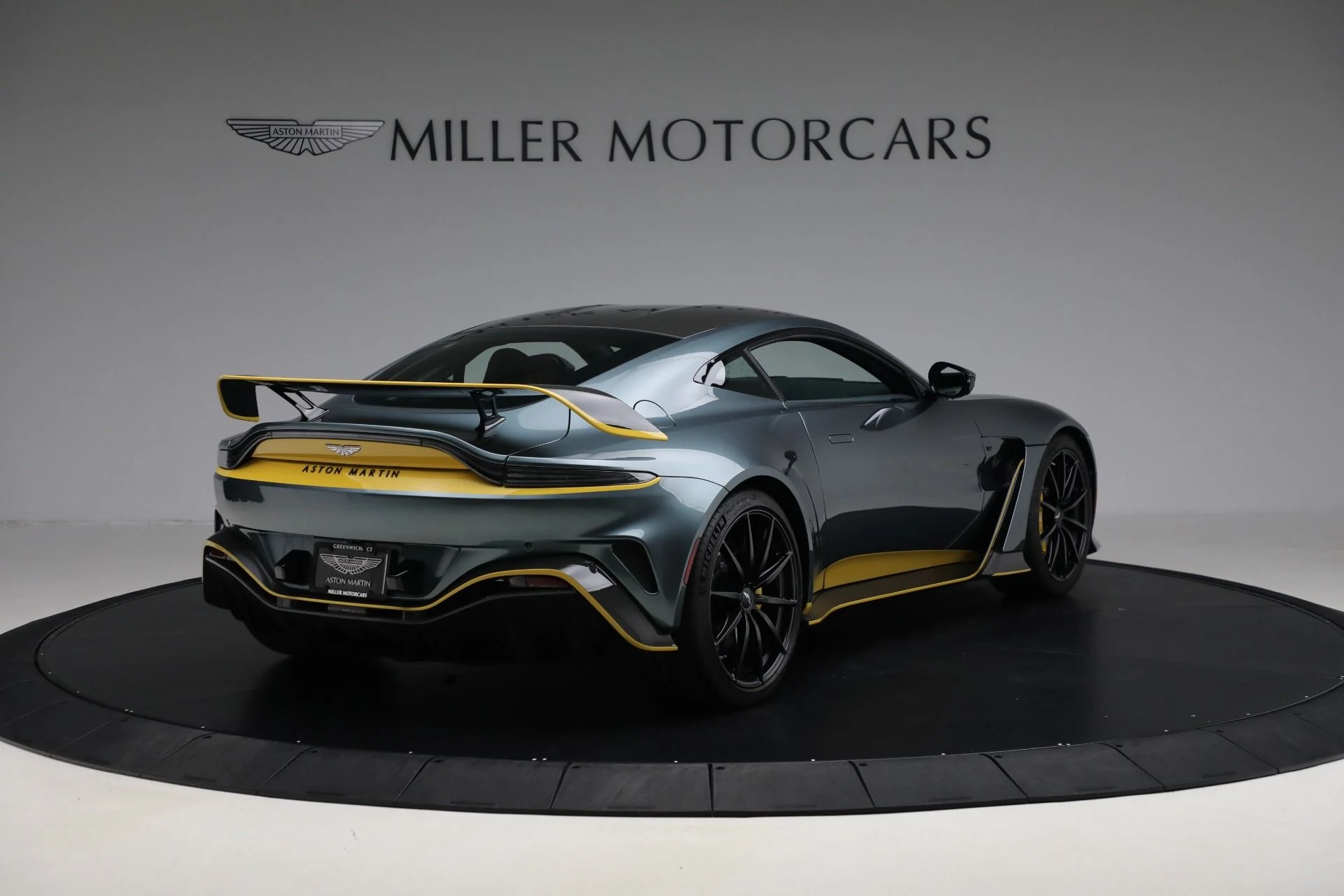 mph006_2765900277_Used_2023_Aston_Martin_Vantage_V12_01cda981e0