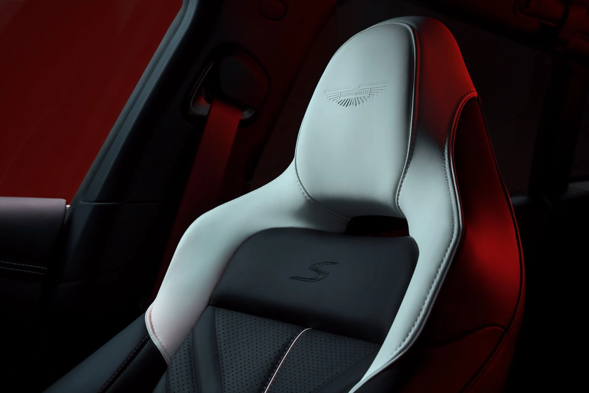 mph006_2801277527_New_2026_Aston_Martin_DBX_S_8f49a2a98f