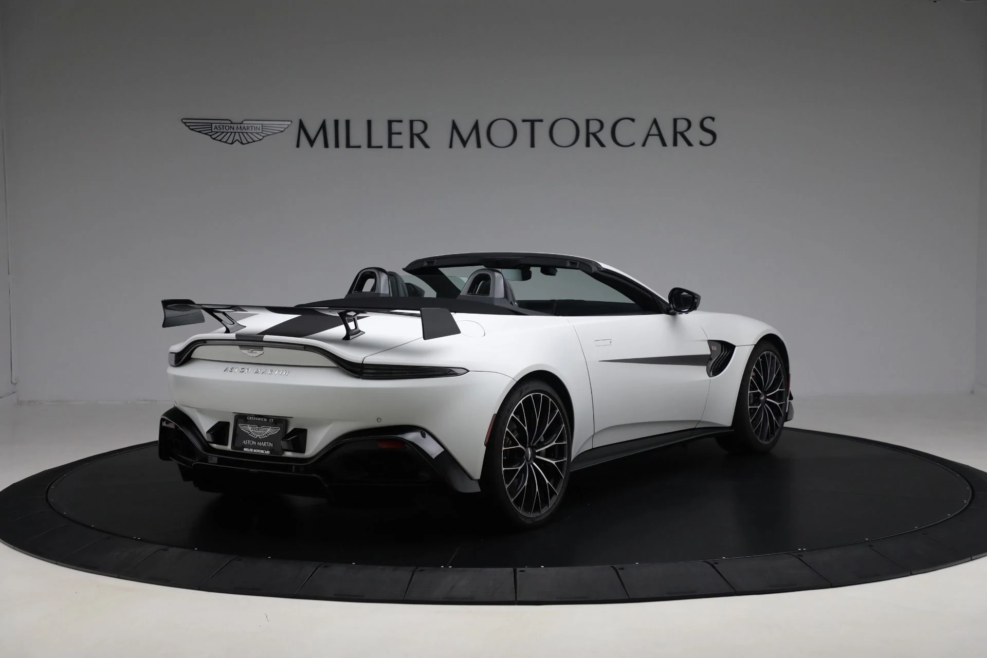 mph006_2807488952_Used_2022_Aston_Martin_Vantage_F1_Edition_d8cea7f0d5