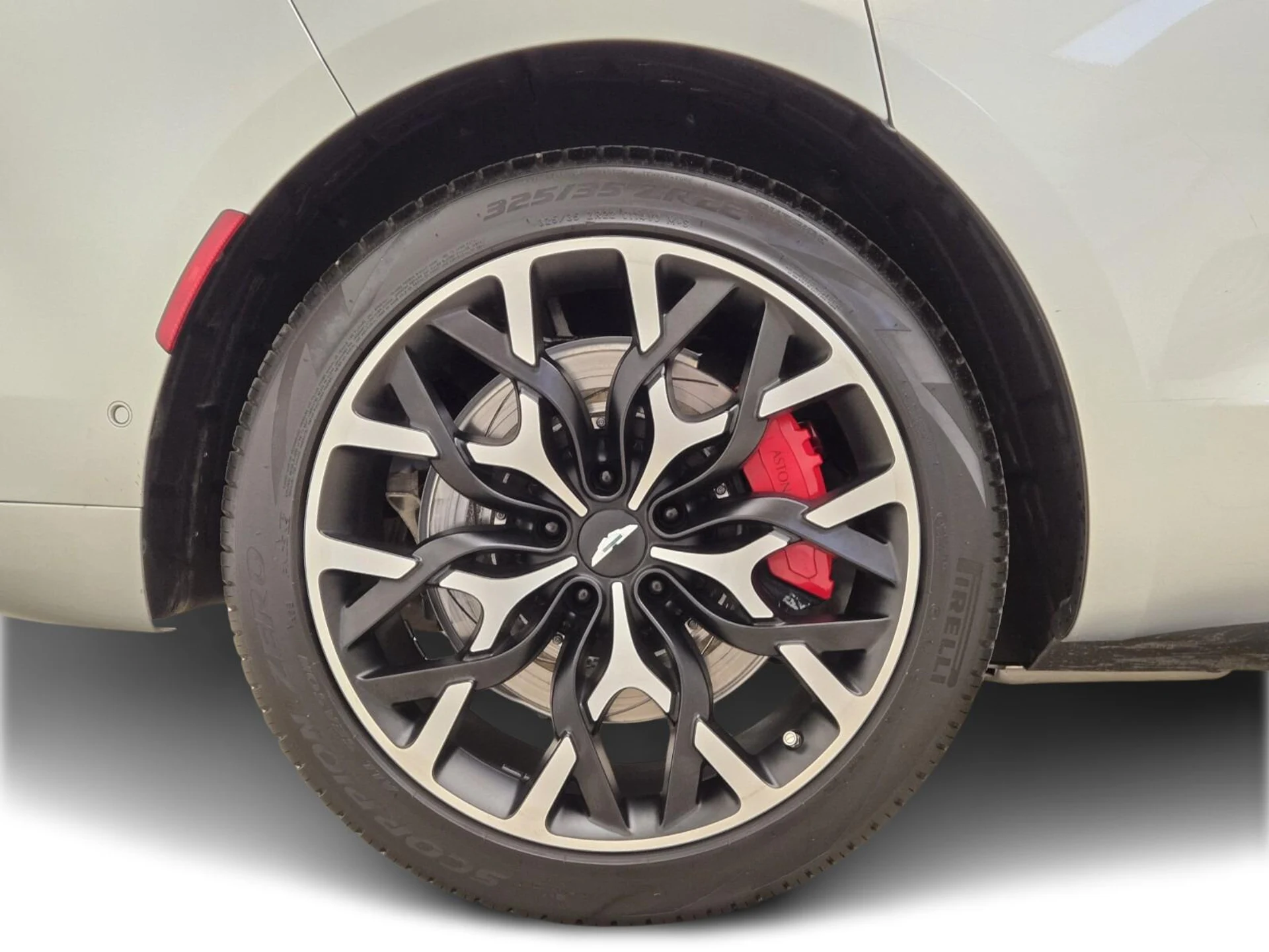 mph006_2826013692_Used_2024_Aston_Martin_DBX_1777355458_966da21a8c