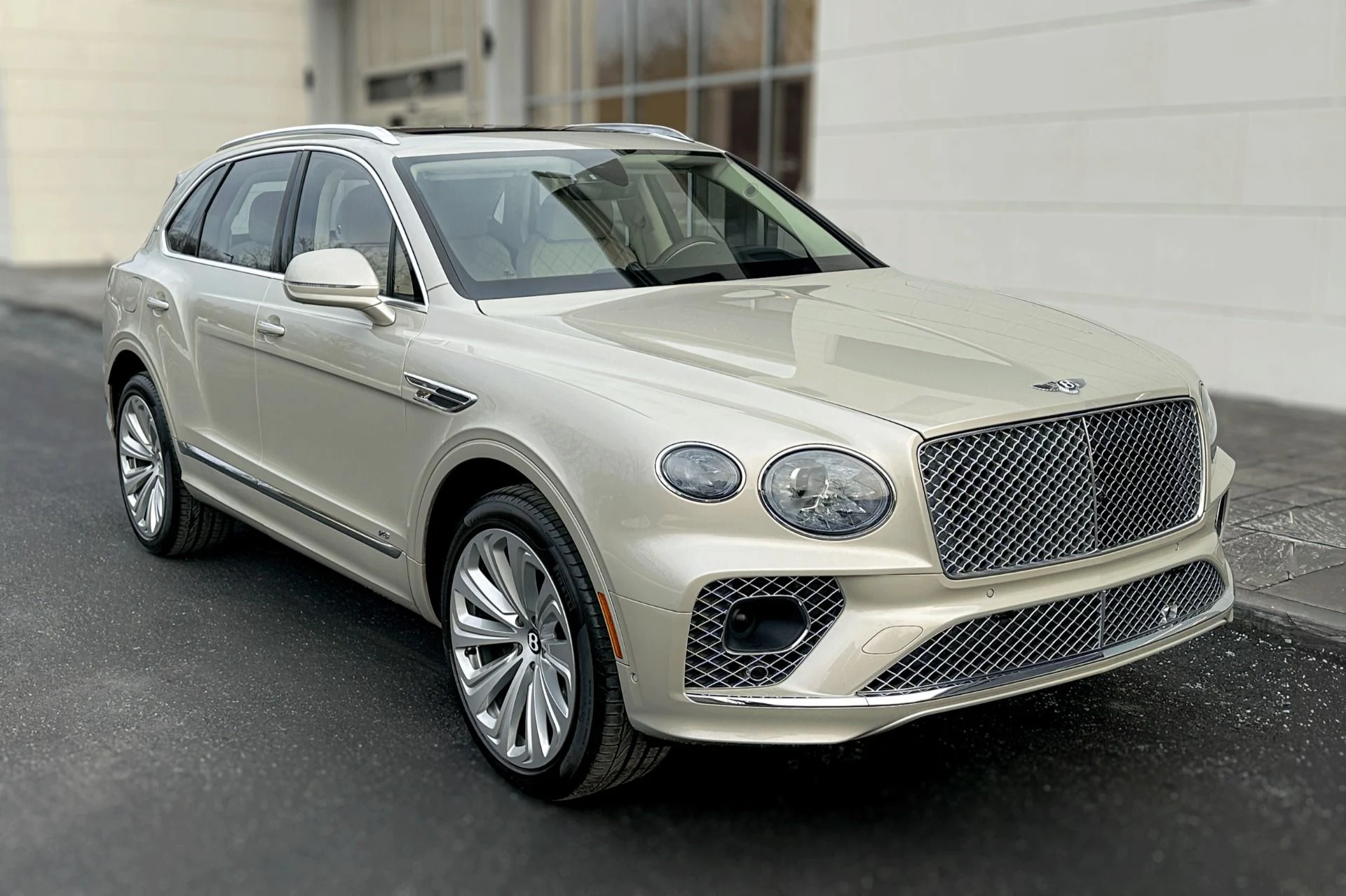 mph006_286656895_Used_2022_Bentley_Bentayga_V8_1767989302_9bfa730e3e