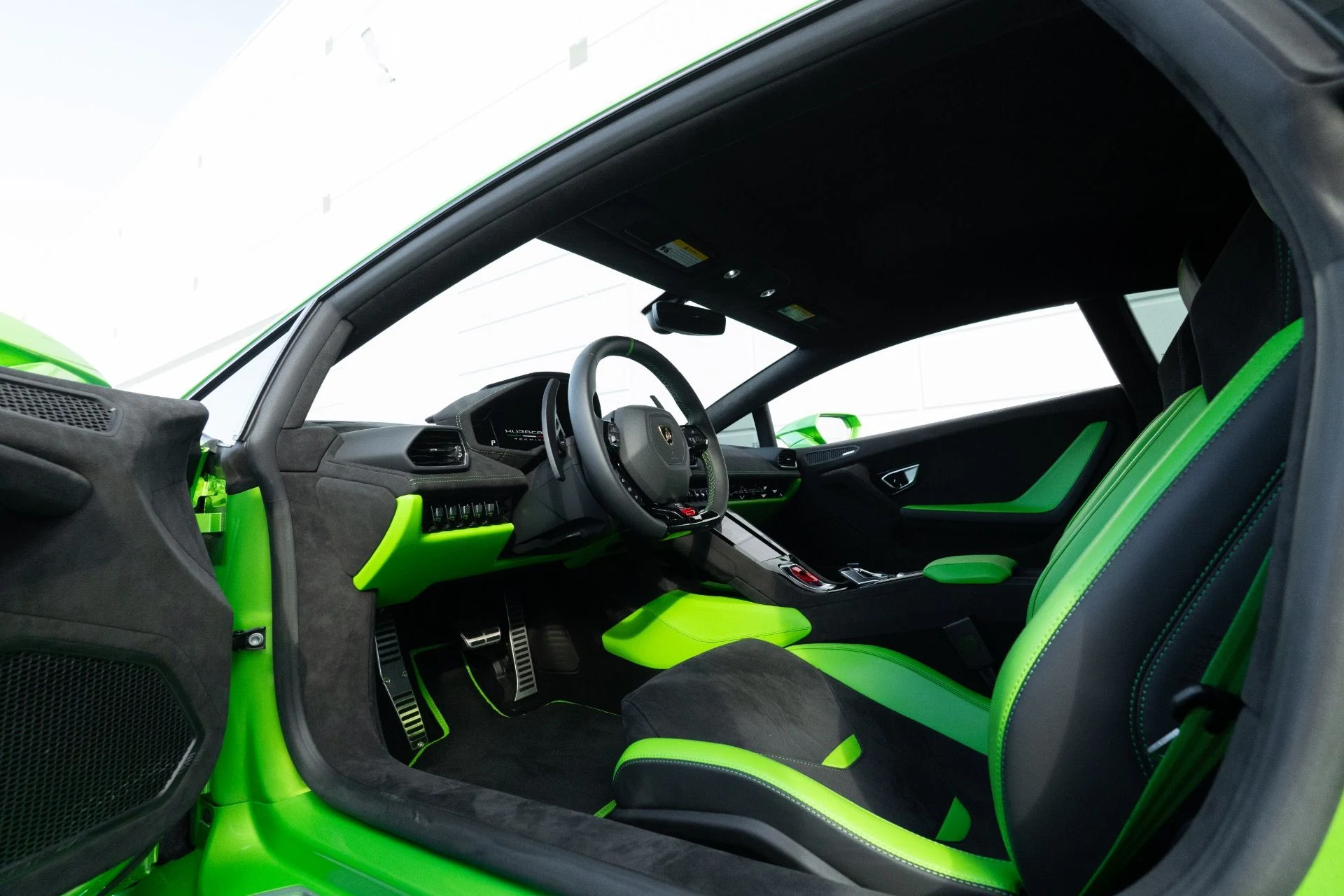 mph006_2874806984_Used_2023_Lamborghini_Huracan_Tecnica_1761058582_a855c9deab