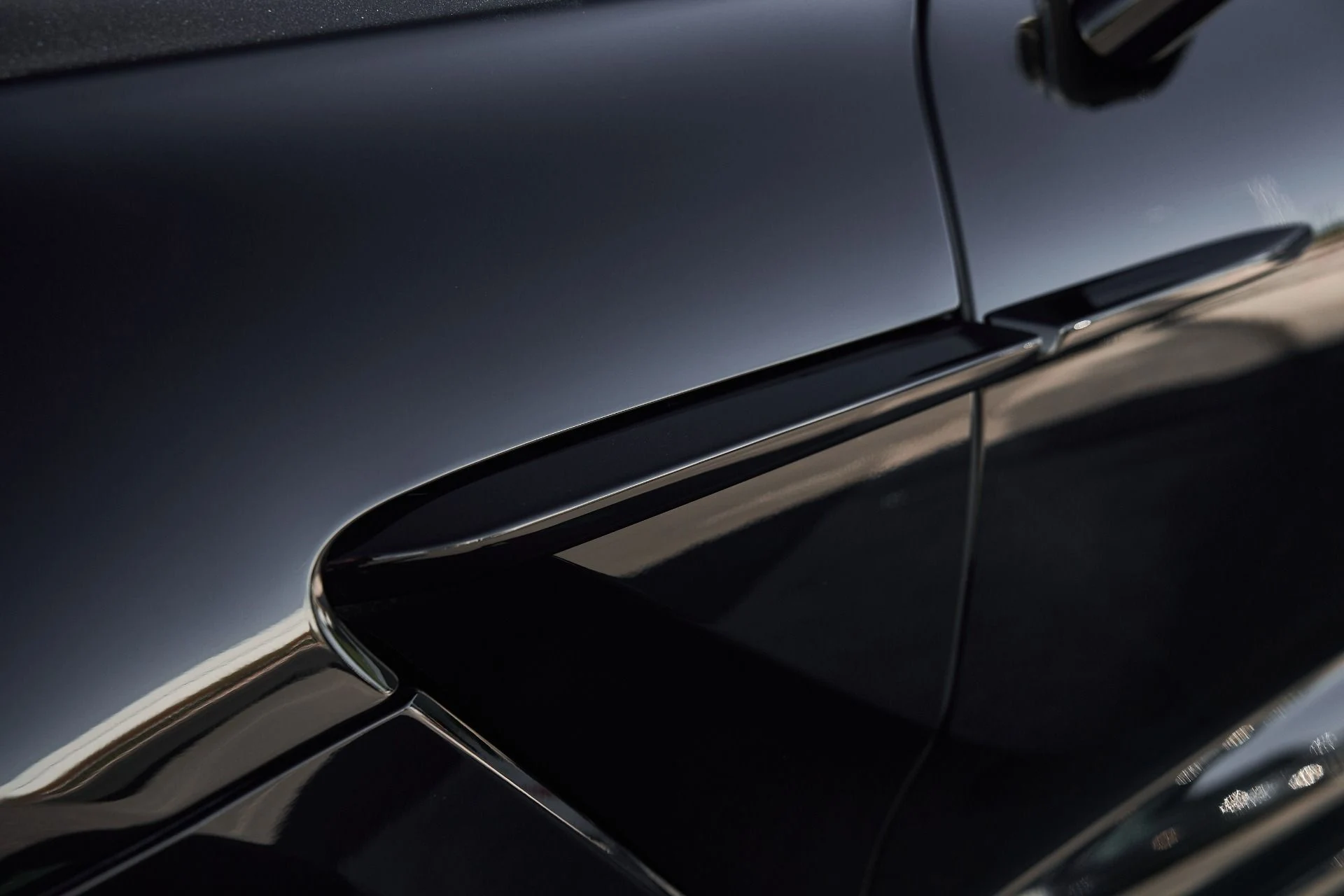 mph006_287987418_Used_2023_Aston_Martin_DBX_707_1759982272_1b54047316