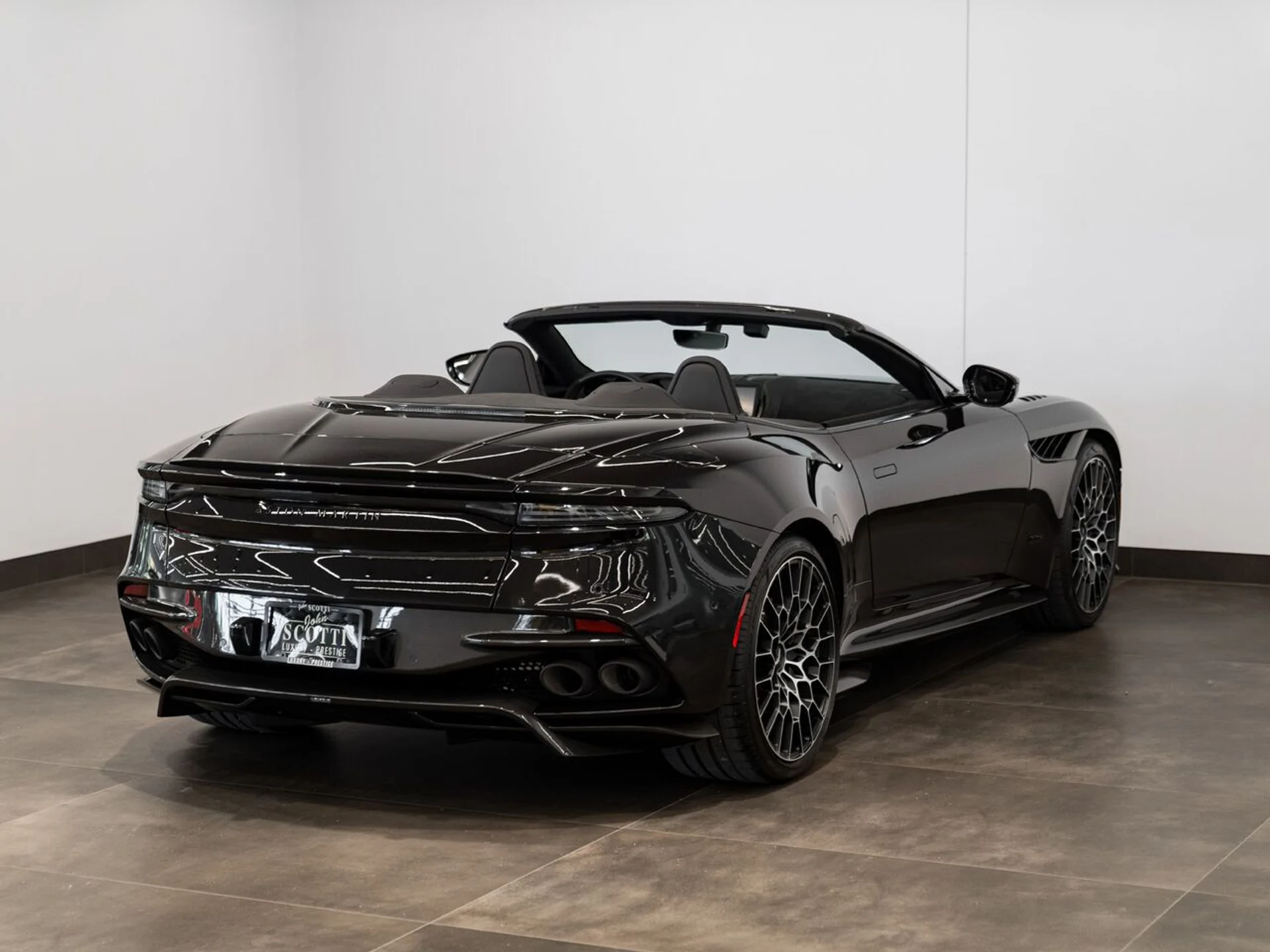 mph006_2899088813_aston_martin_dbs_2023_jpg_v_1773863537_cb3c806ec5