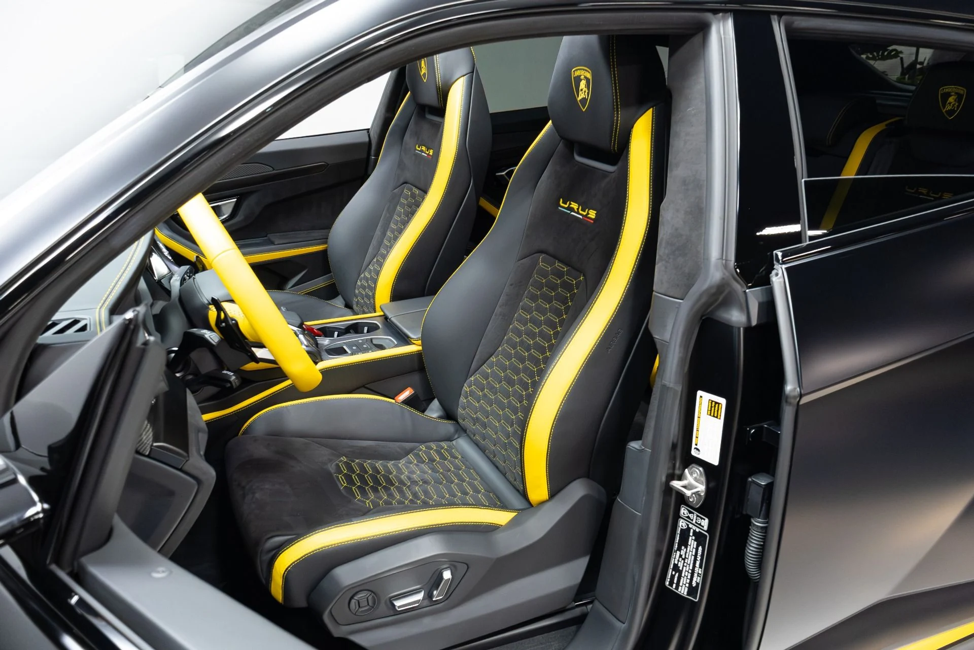 mph006_2920508244_Used_2022_Lamborghini_Urus_Graphite_Capsule_1775757245_0363891ea0