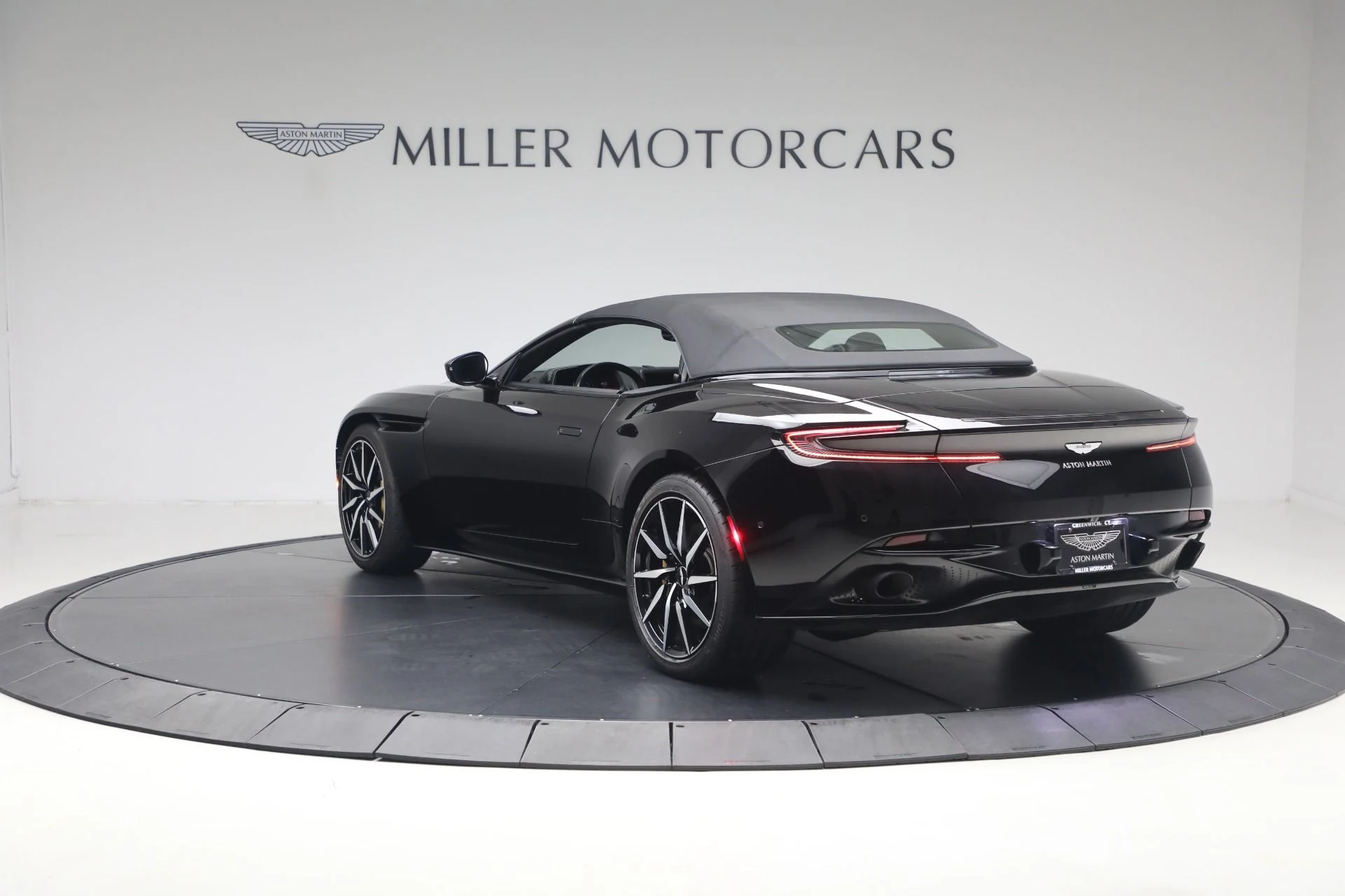 mph006_2949299043_Used_2020_Aston_Martin_DB_11_Volante_1780502553_337f792660
