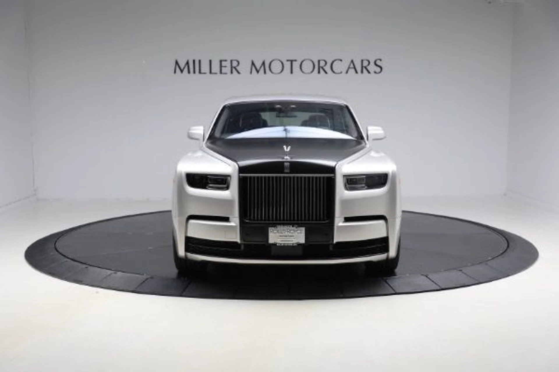 mph006_2990553526_Used_2023_Rolls_Royce_Phantom_6aa943d977