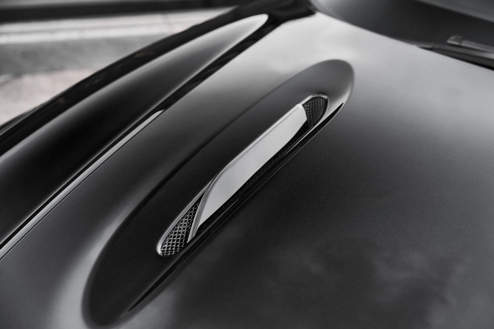 mph006_2997295473_Used_2025_Aston_Martin_DBX_707_1775007933_8b484074b3