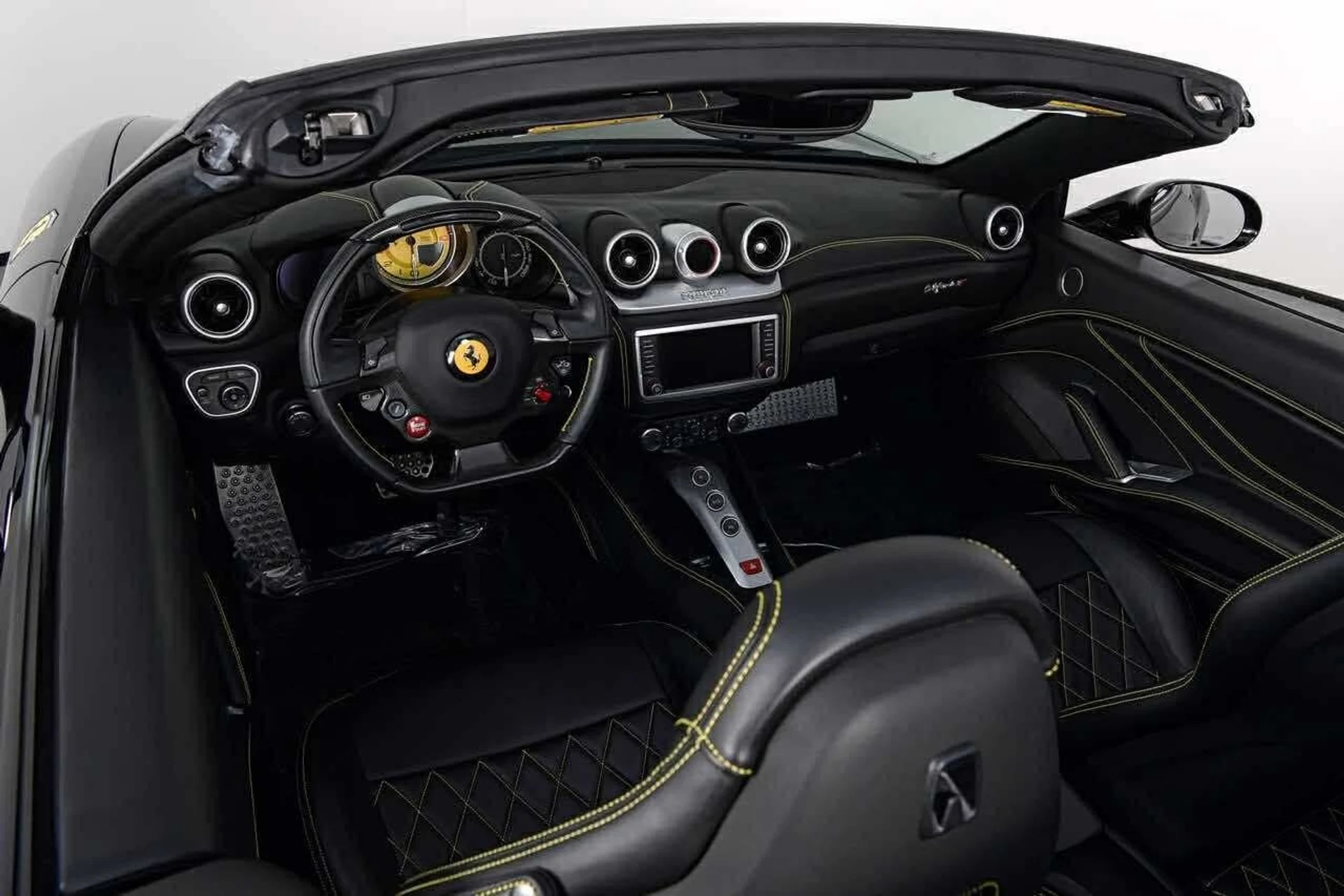 mph006_2997765721_Used_2015_Ferrari_California_T_1763595269_6375a37e85