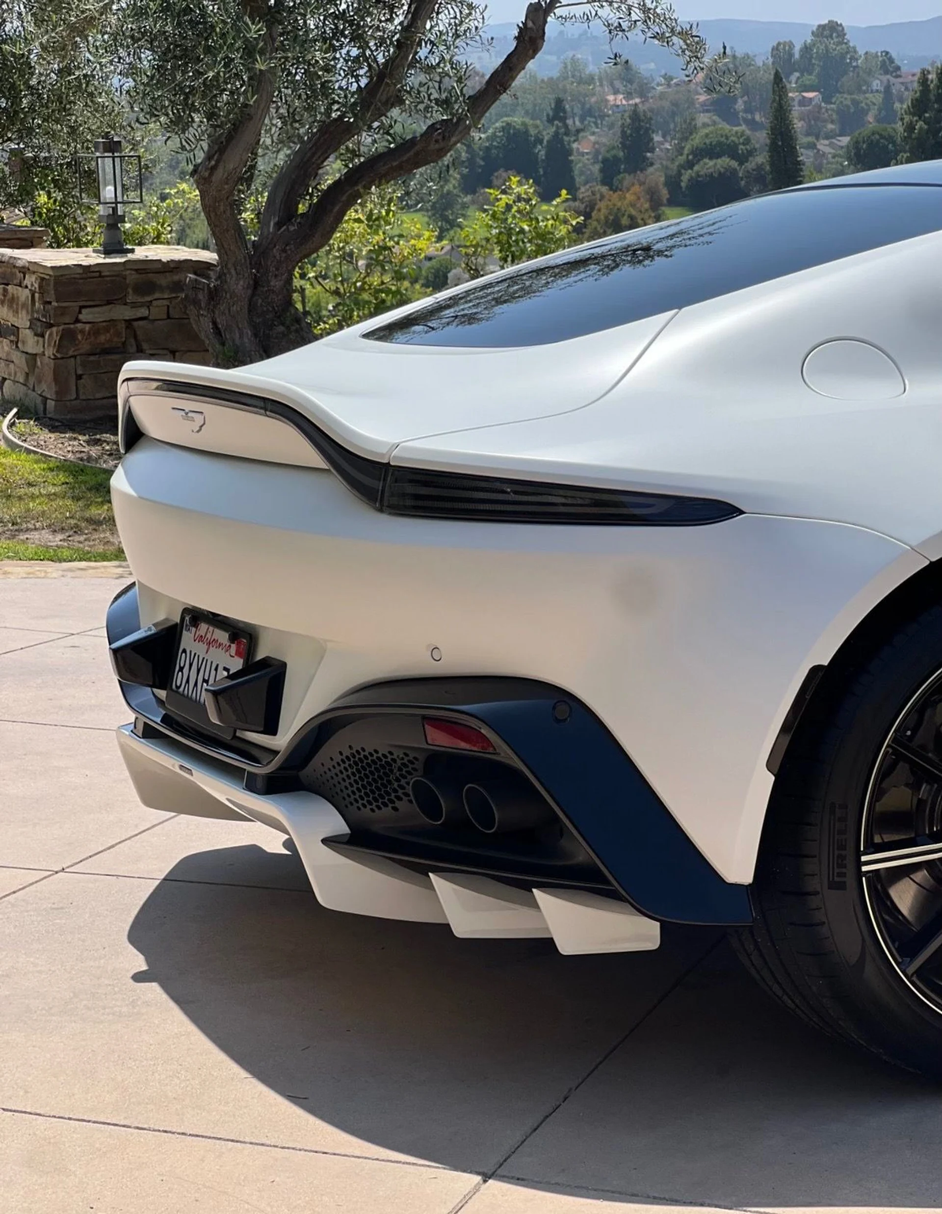 mph006_300174980_Used_2021_Aston_Martin_Vantage_1753290753_fe4af80e26