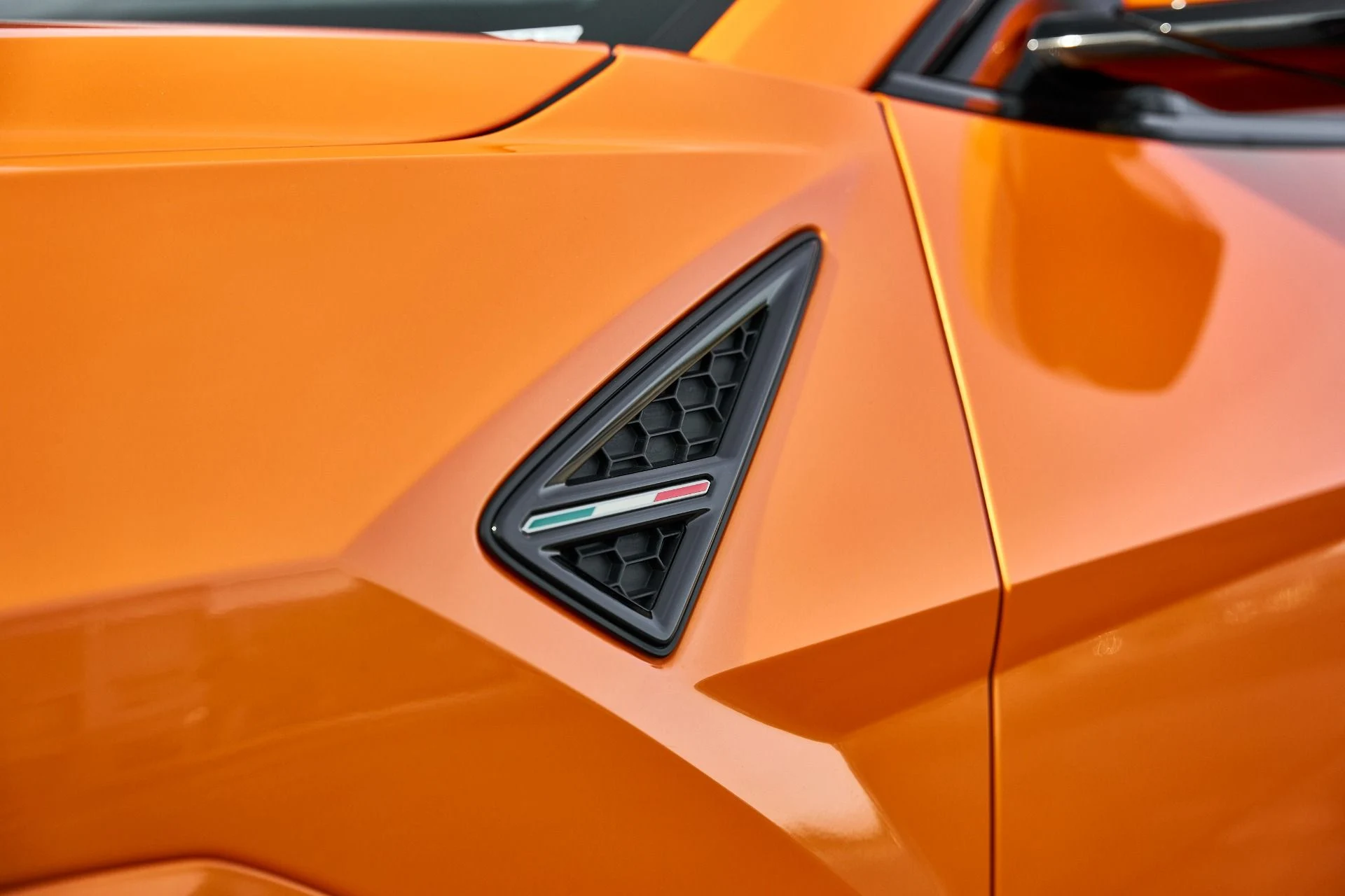 mph006_3026174312_Used_2022_Lamborghini_Urus_1766457338_93f7197b6c