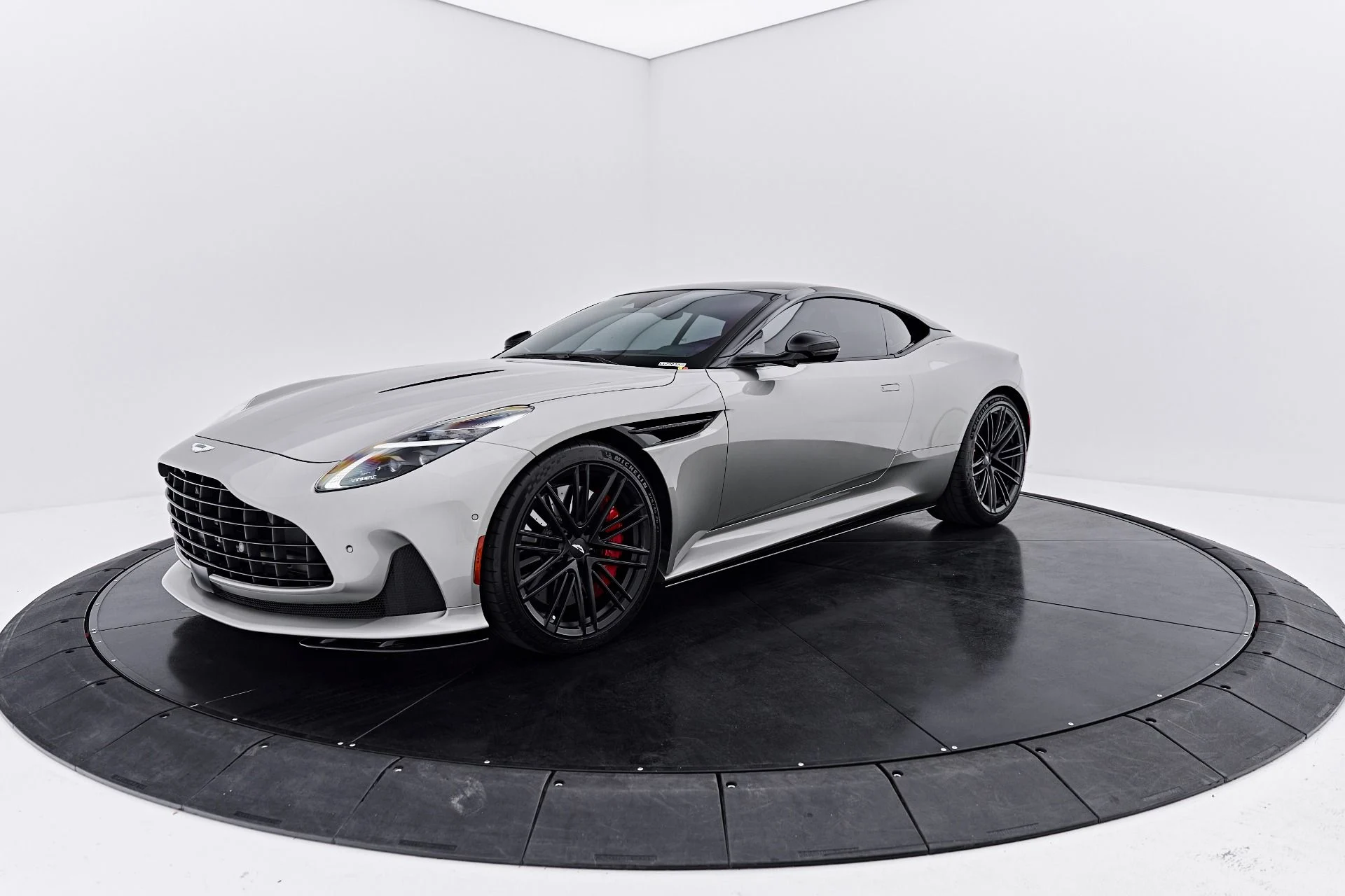 mph006_3067294711_Used_2024_Aston_Martin_DB_12_1789627701_66a722a6e7