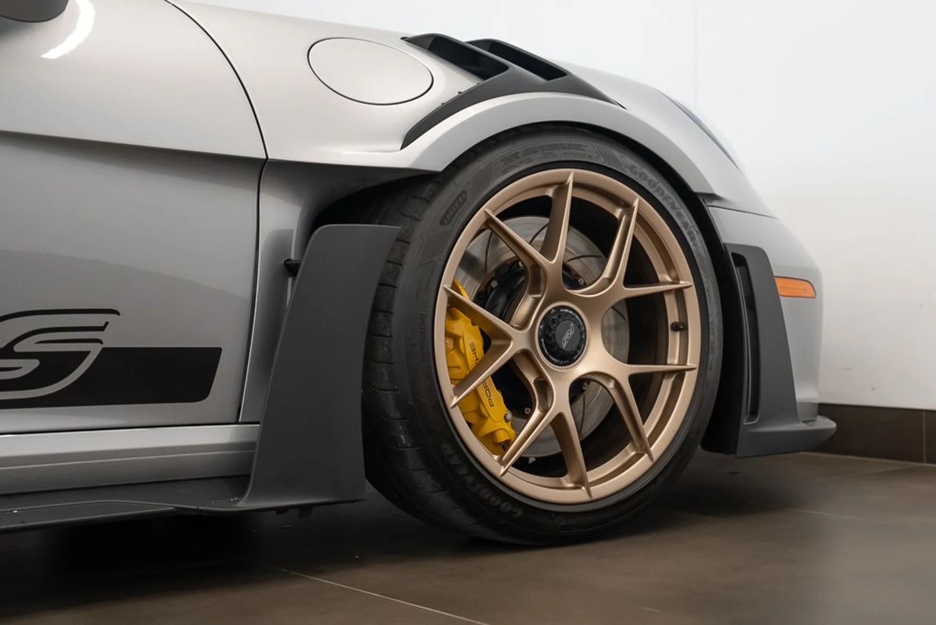 mph006_3076171242_porsche_911_2024_2568602f5f