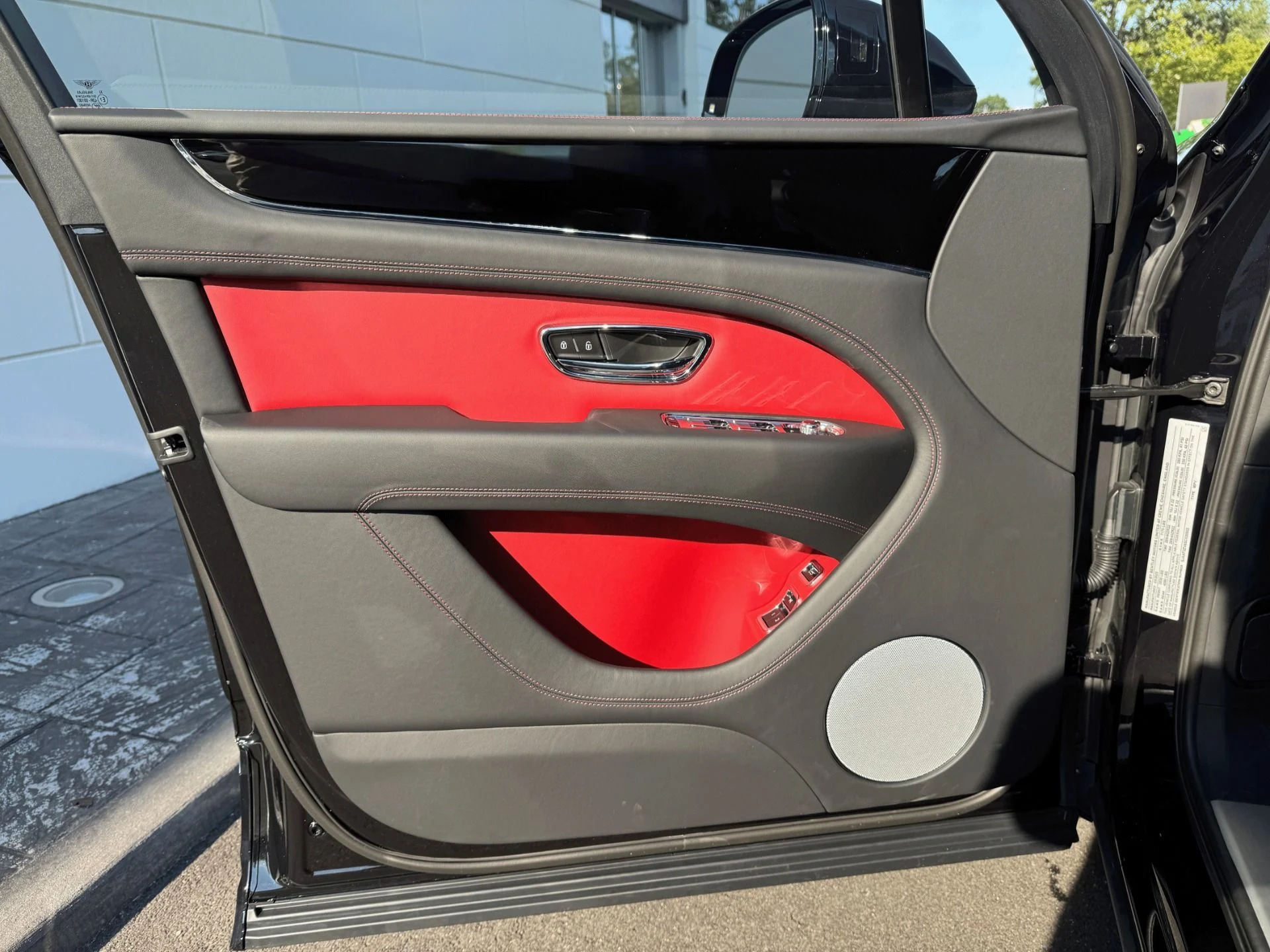 mph006_3101743685_Used_2025_Bentley_Bentayga_V8_1758544256_3e419e2ffa