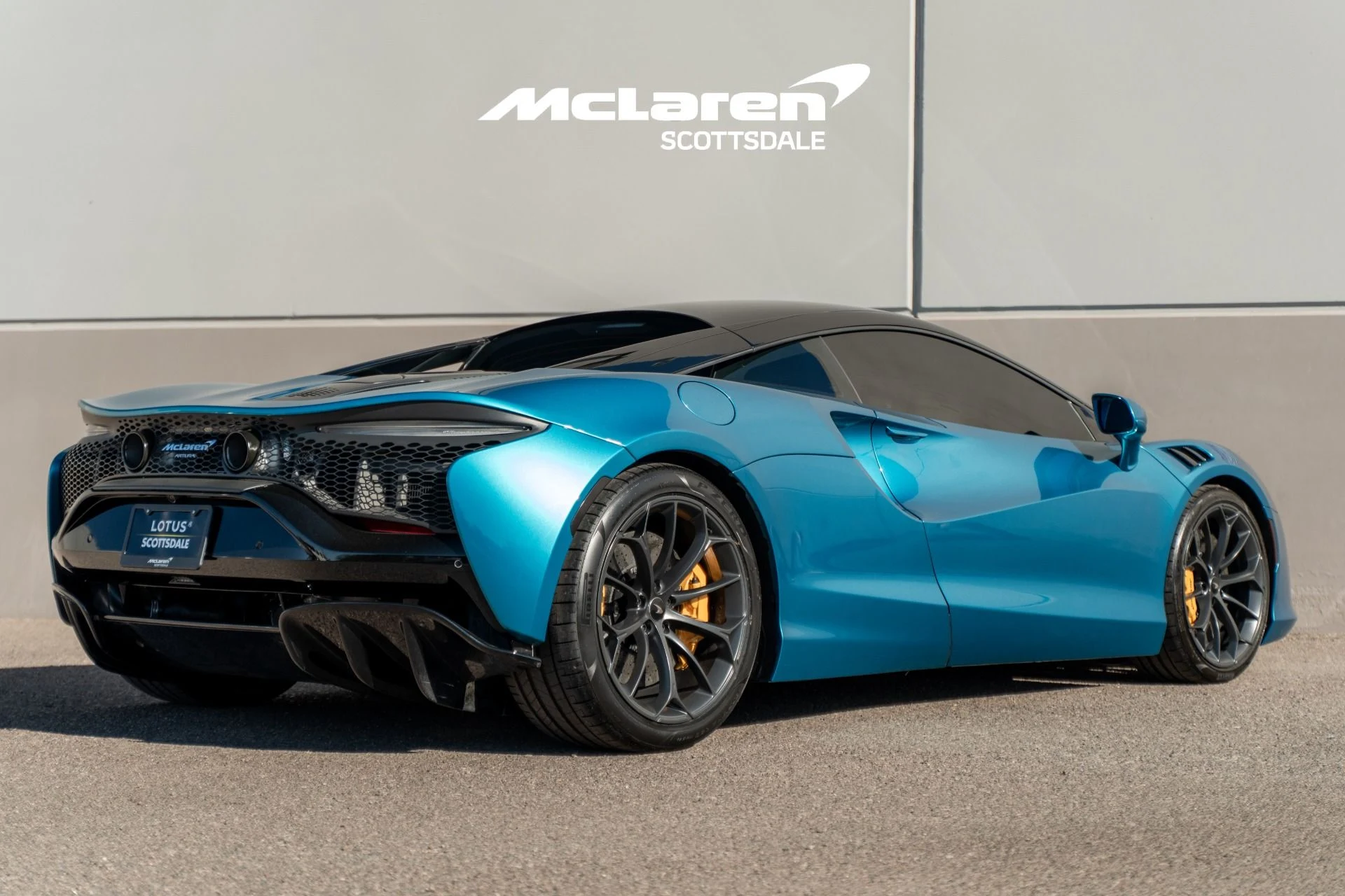 mph006_3103716505_Used_2023_MCLAREN_ARTURA_1758922569_228756ad47