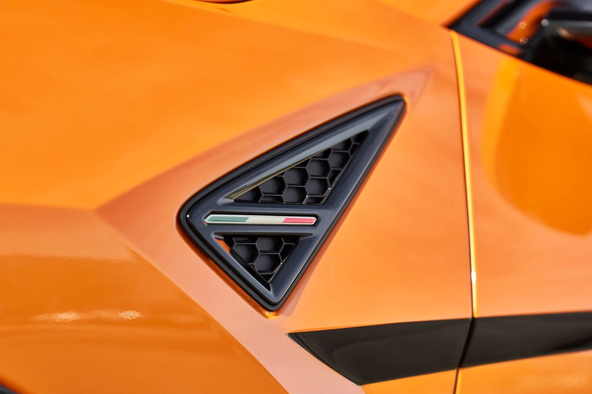 mph006_3149060812_Used_2025_Lamborghini_Urus_SE_1763676978_9f67fb4e51