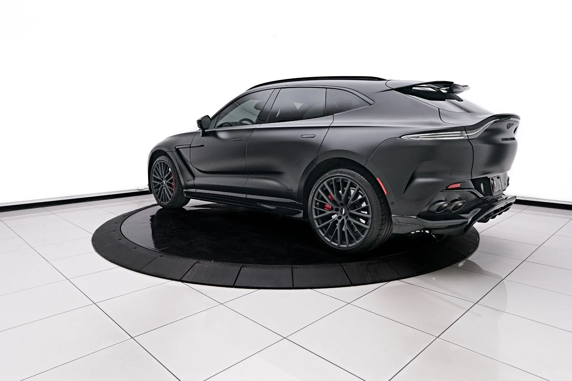 mph006_3168340308_Used_2023_Aston_Martin_DBX_707_1731378416_13e2946bd2