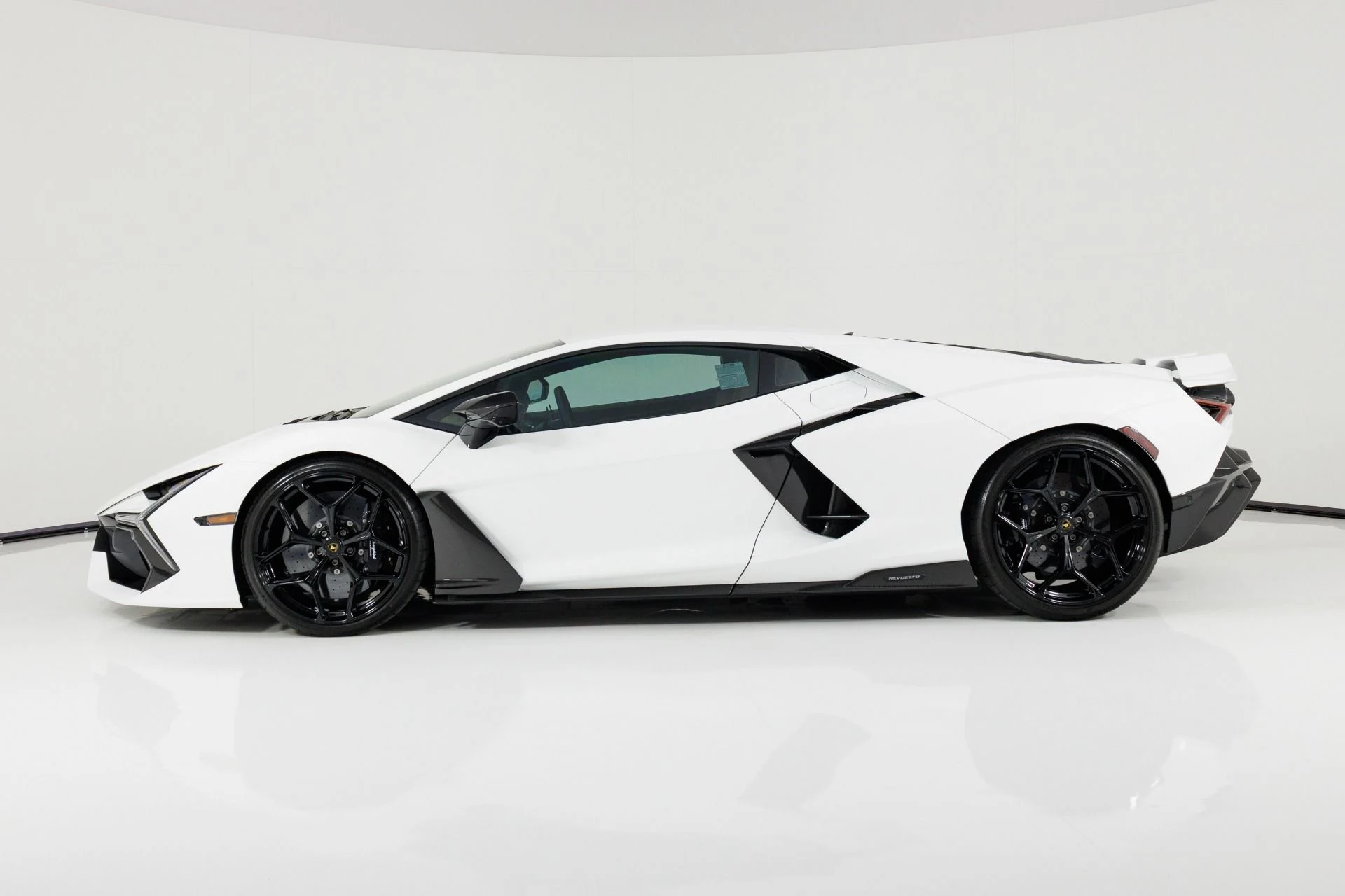 mph006_3174416065_Used_2024_Lamborghini_Revuelto_1786042558_5004c0a3d4