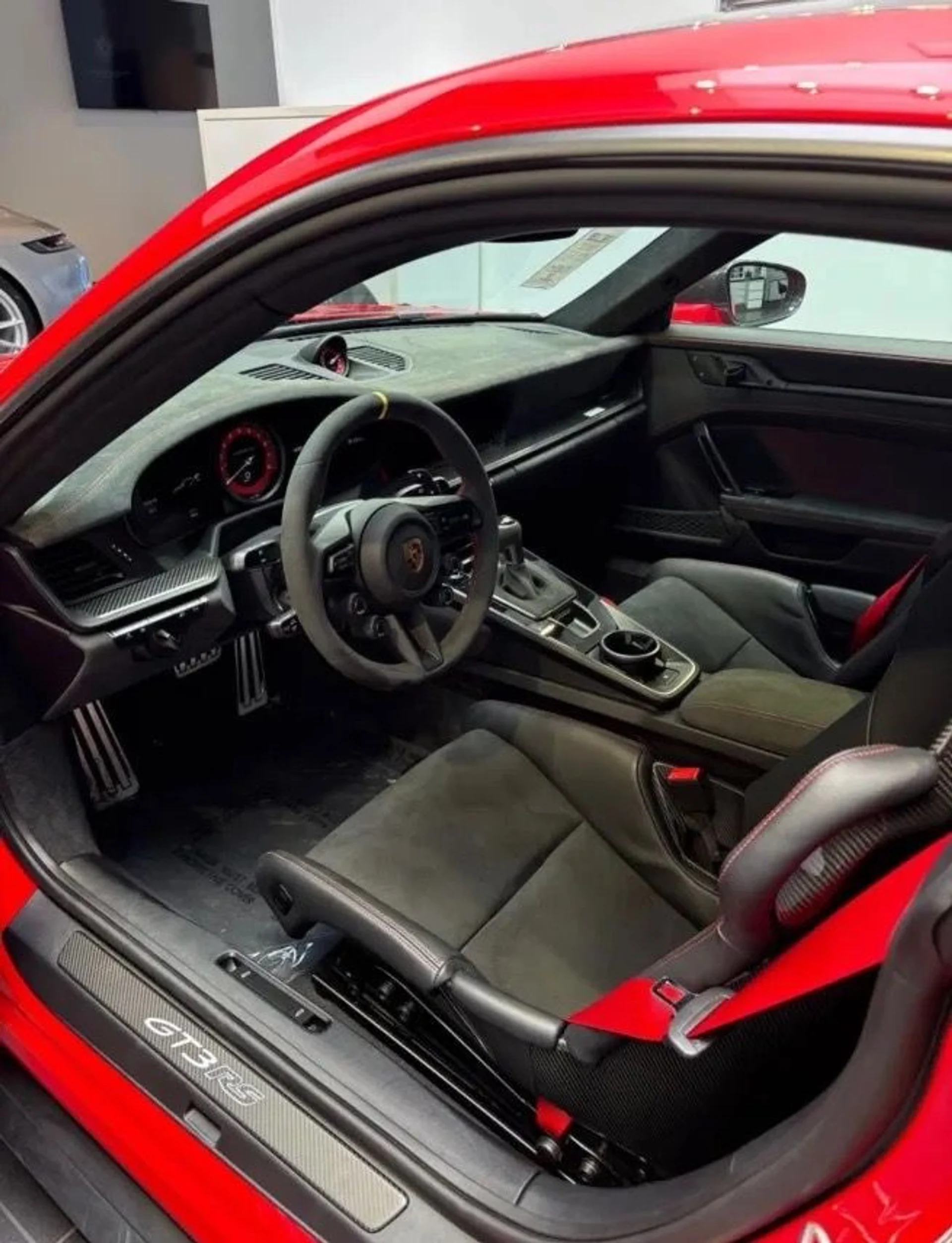 mph006_3197124108_Used_2024_Porsche_911_GT_3_RS_1769208958_9947ea51df