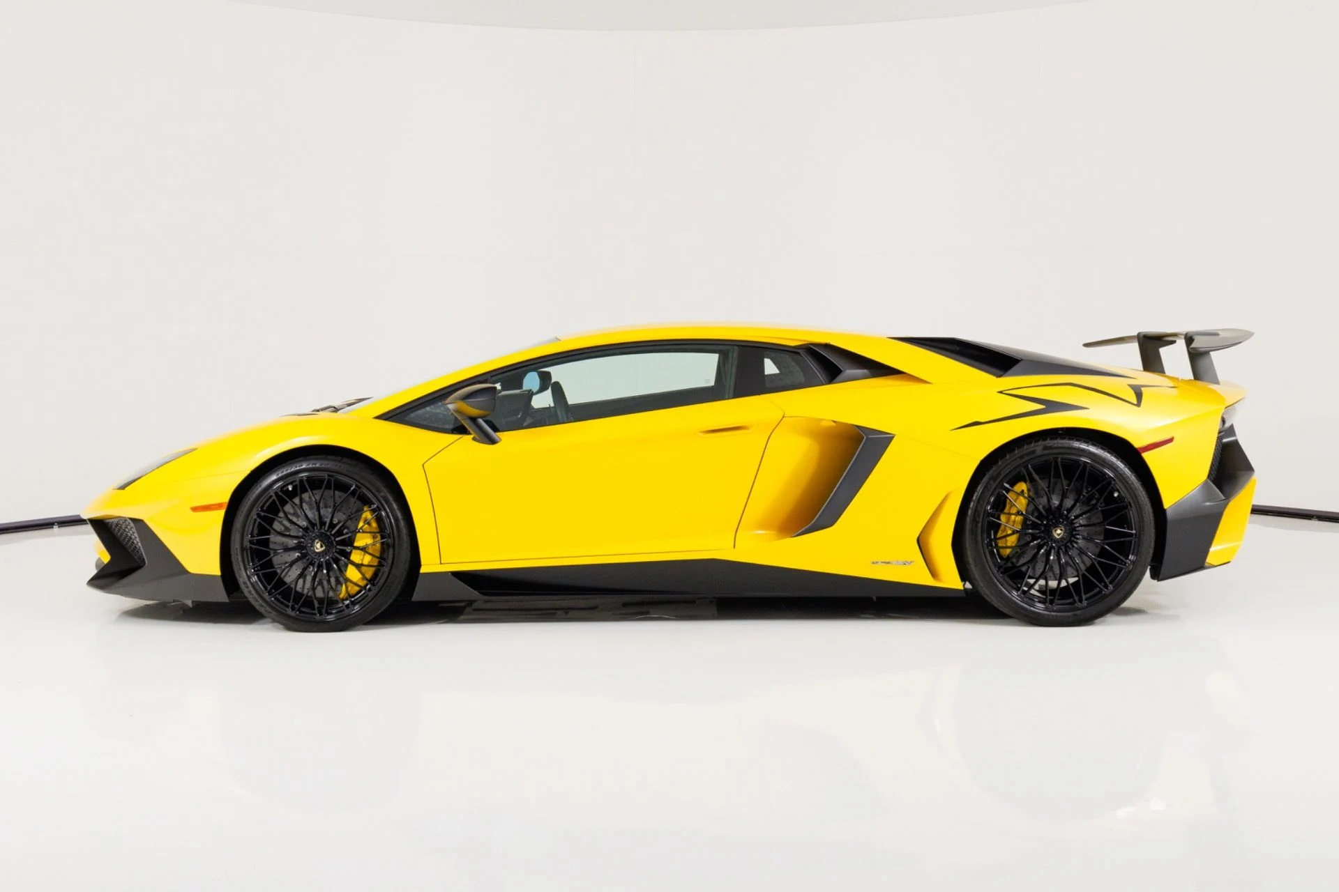mph006_3268209062_Used_2016_Lamborghini_Aventador_LP_750_4_Superveloce_1785278414_3161f01f9b