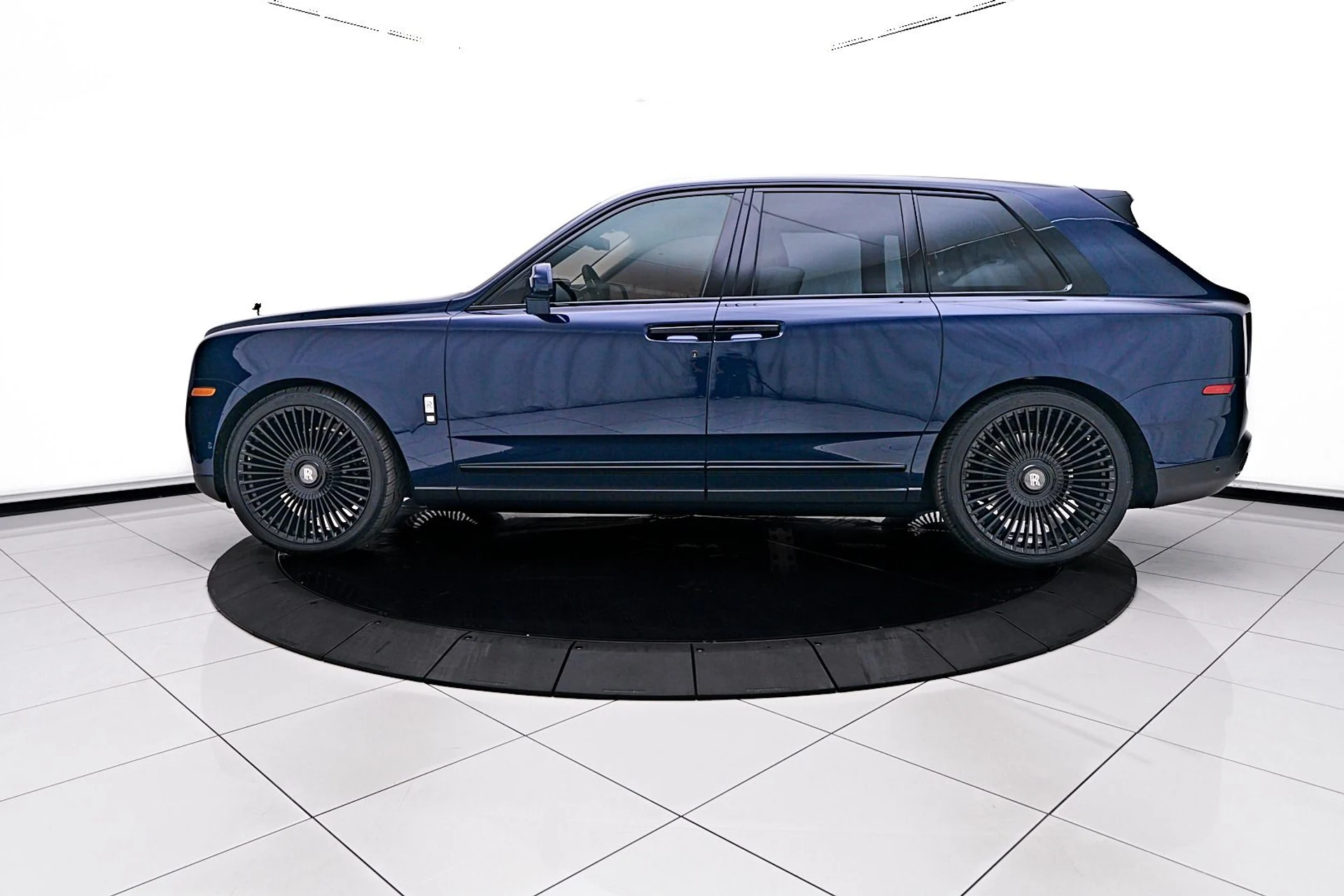 mph006_3273384135_Used_2023_Rolls_Royce_Cullinan_Base_1745954360_6338bdad49