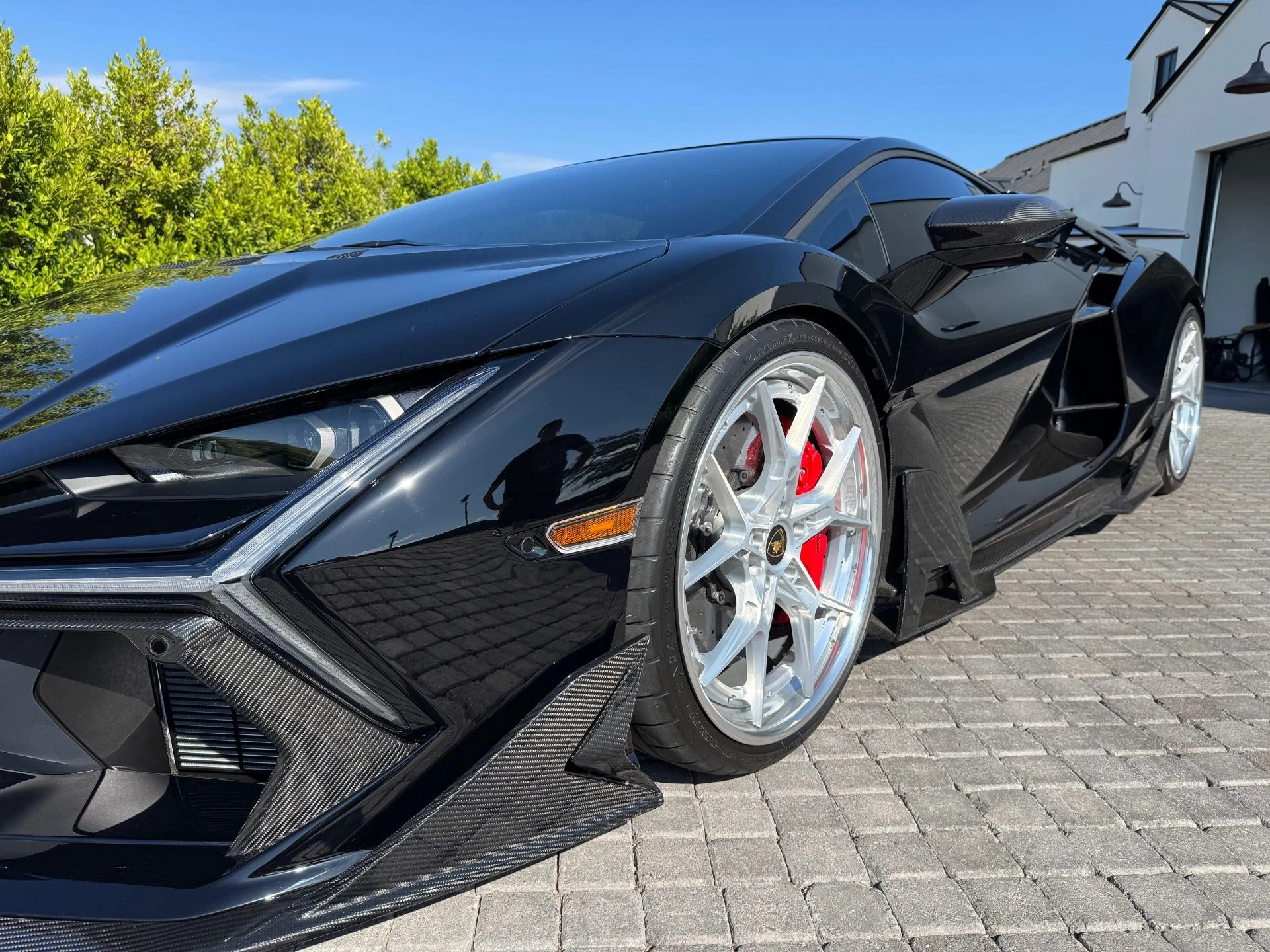 mph006_3276863186_Used_2024_Lamborghini_Revuelto_1760653404_5d581a04c3