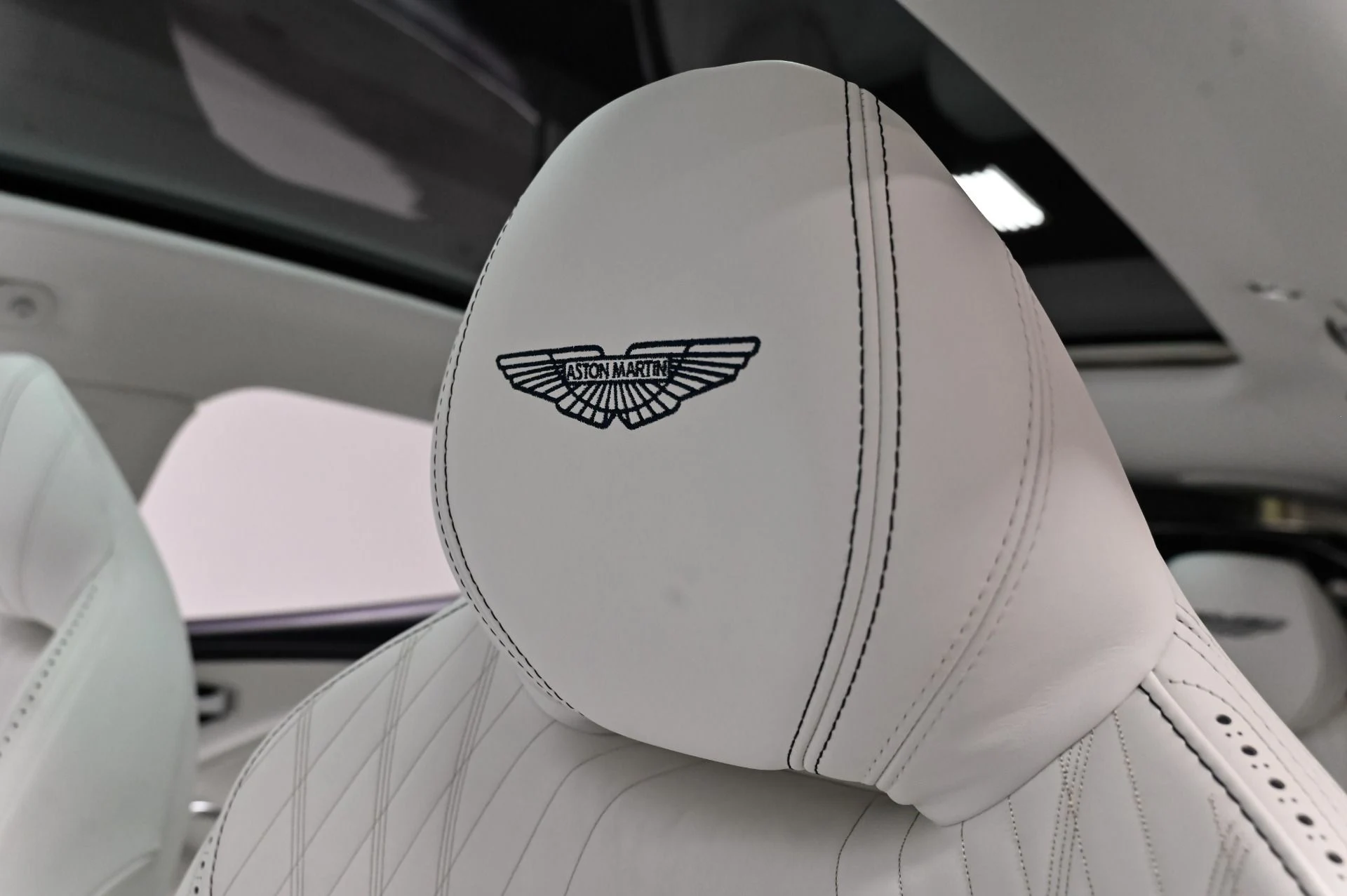 mph006_3304419564_Used_2023_Aston_Martin_DBX_707_1791313494_2e8d0edf70