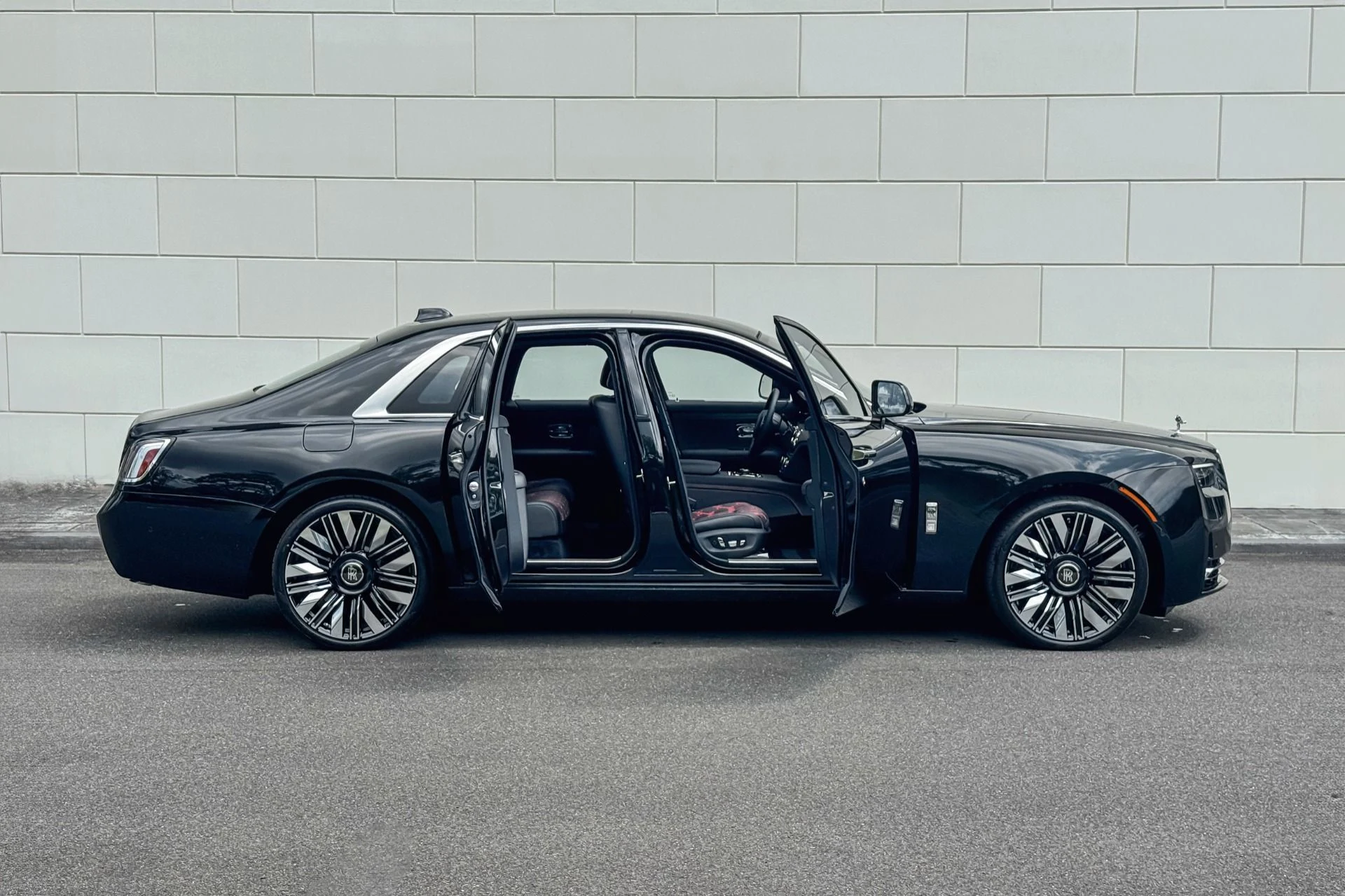 mph006_3312119586_Used_2025_Rolls_Royce_Ghost_1764086548_ba1a42d0e4