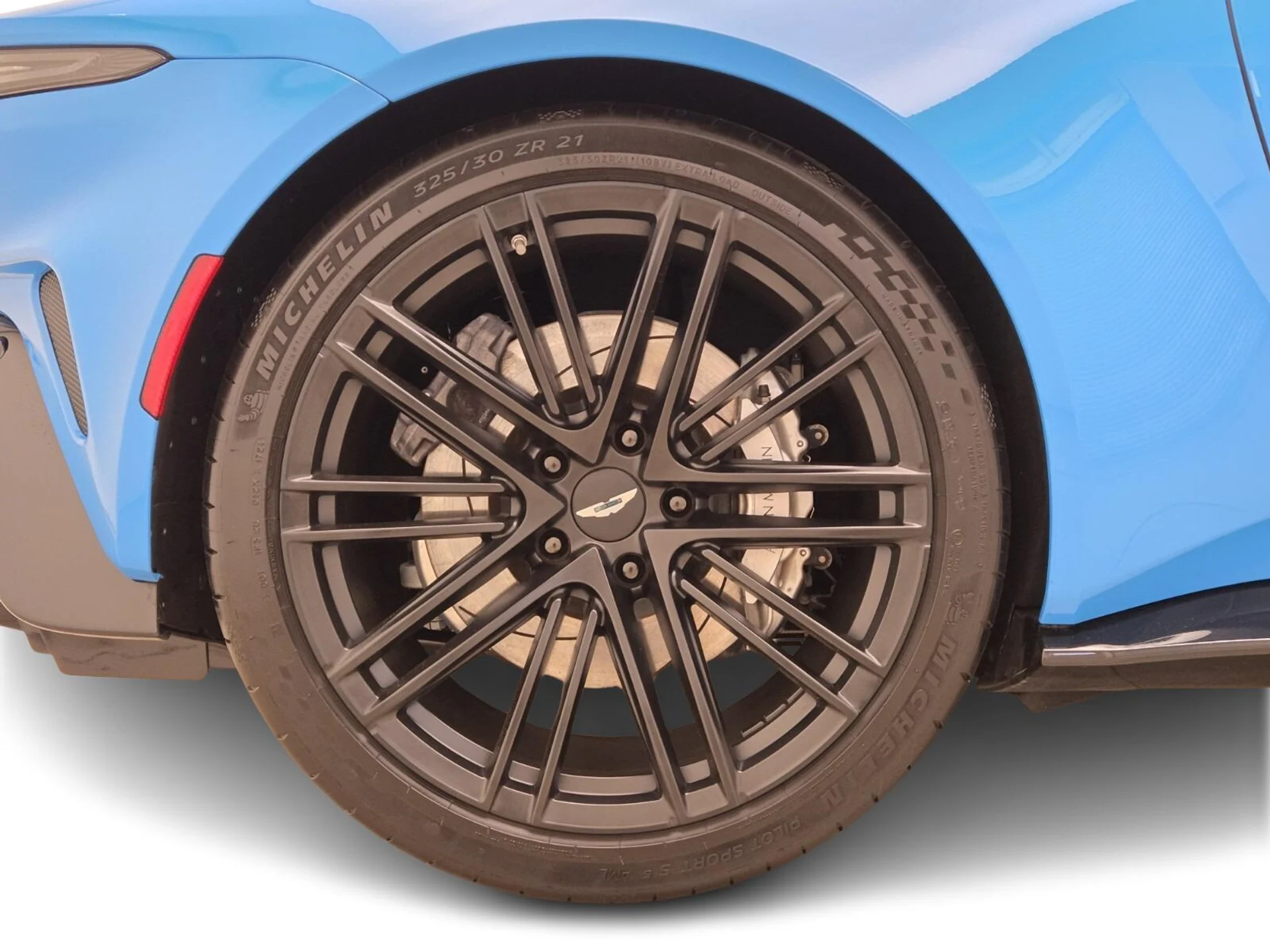 mph006_3354533_Used_2025_Aston_Martin_Vantage_1770792722_ef4840d873