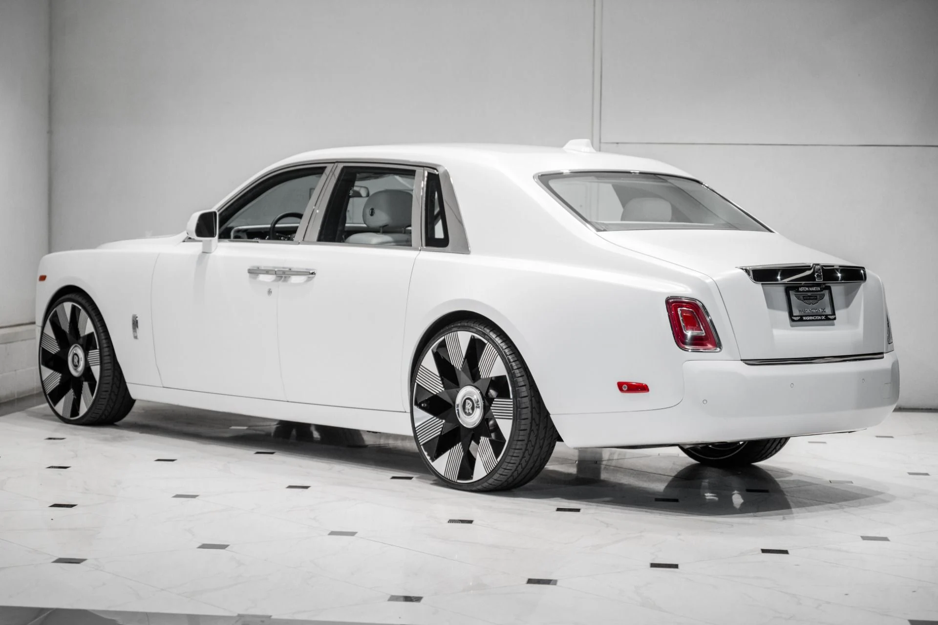 mph006_34547420_Used_2018_Rolls_Royce_Phantom_1778080053_ddf68e093e