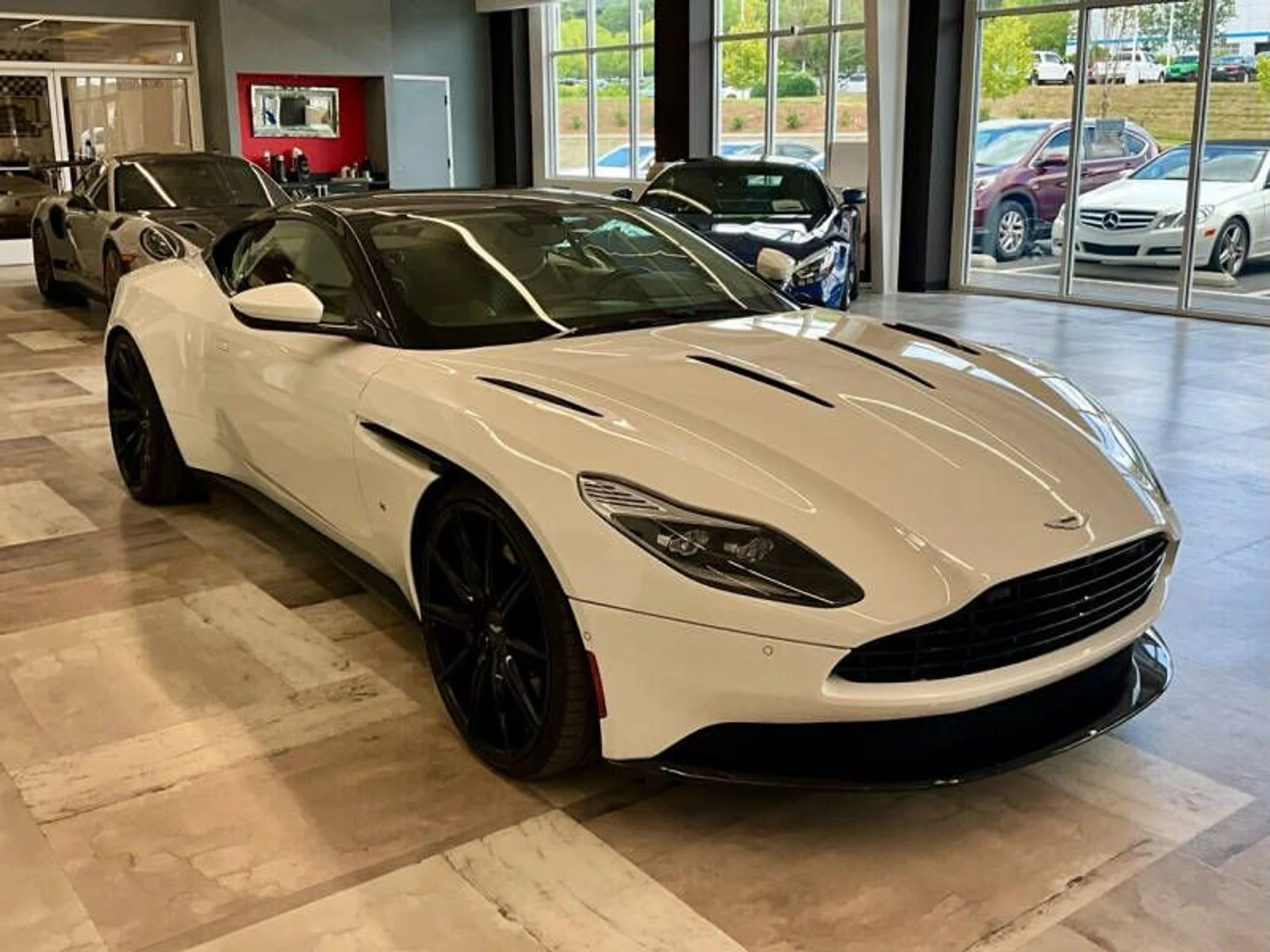 mph006_3505034673_2018_aston_martin_db11_v12_2dr_coupe_5672ee4a3f